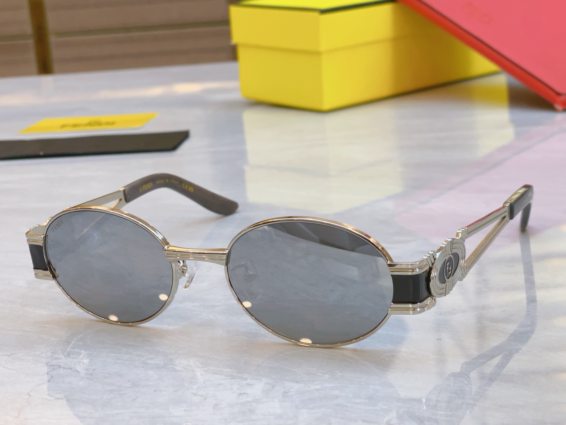 ，【FEN*】芬*迪新款太阳镜🕶️，
MODEL：SL 7040，SIZE：55口19-140