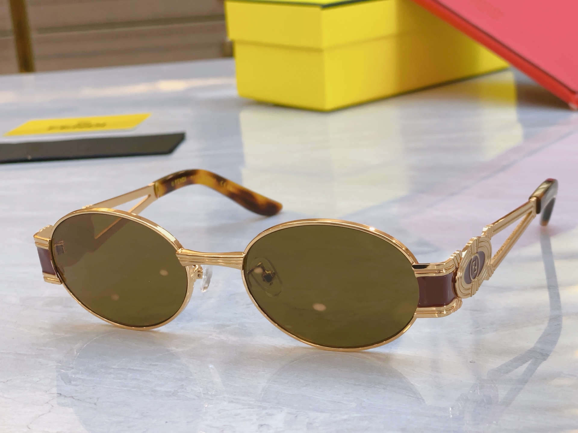 ，【FEN*】芬*迪新款太阳镜🕶️，
MODEL：SL 7040，SIZE：55口19-140