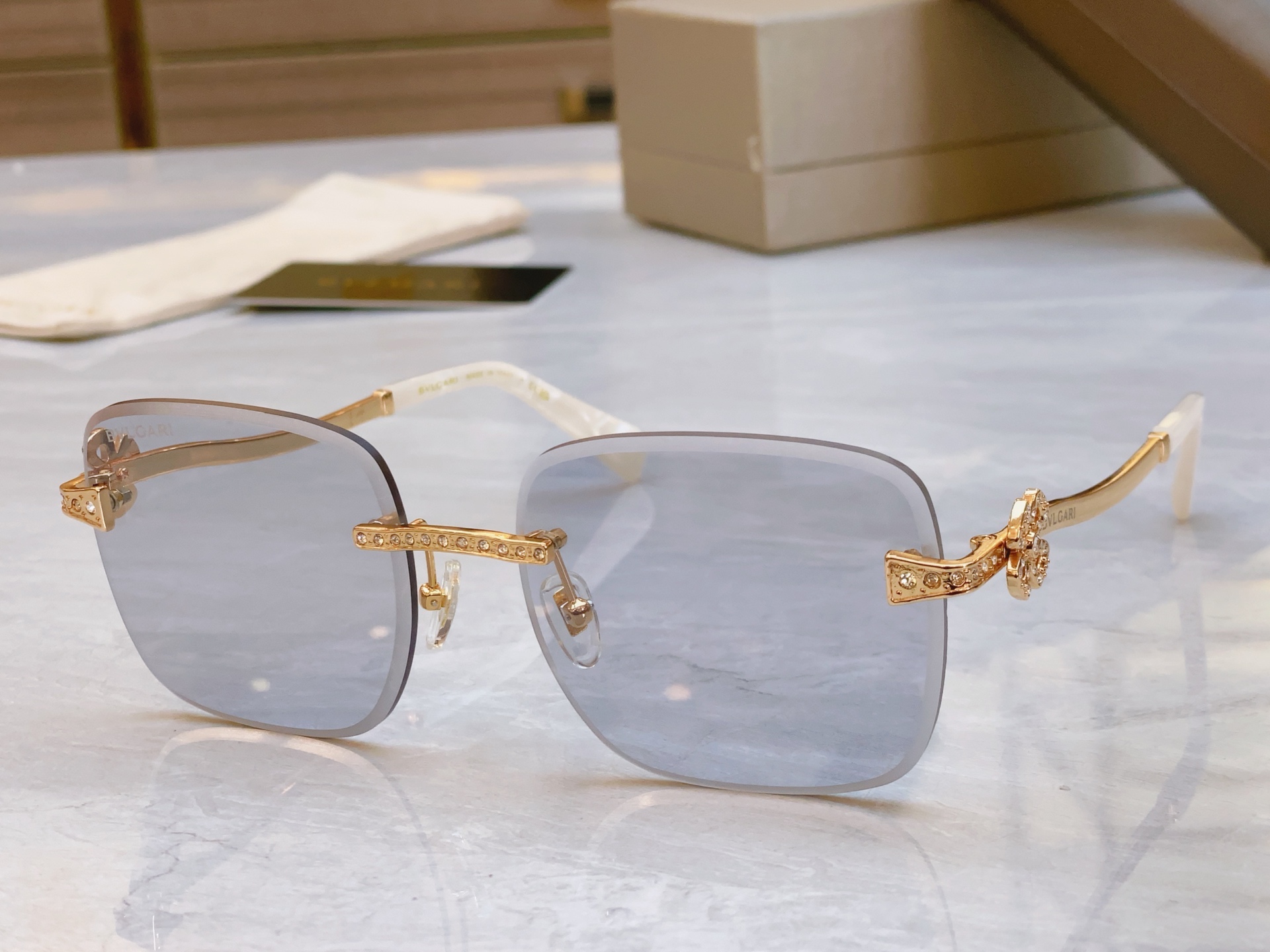 ，【BVLGA*】宝格*丽新款太阳镜，
MODEL：BV 8257，SIZE：54口18-145