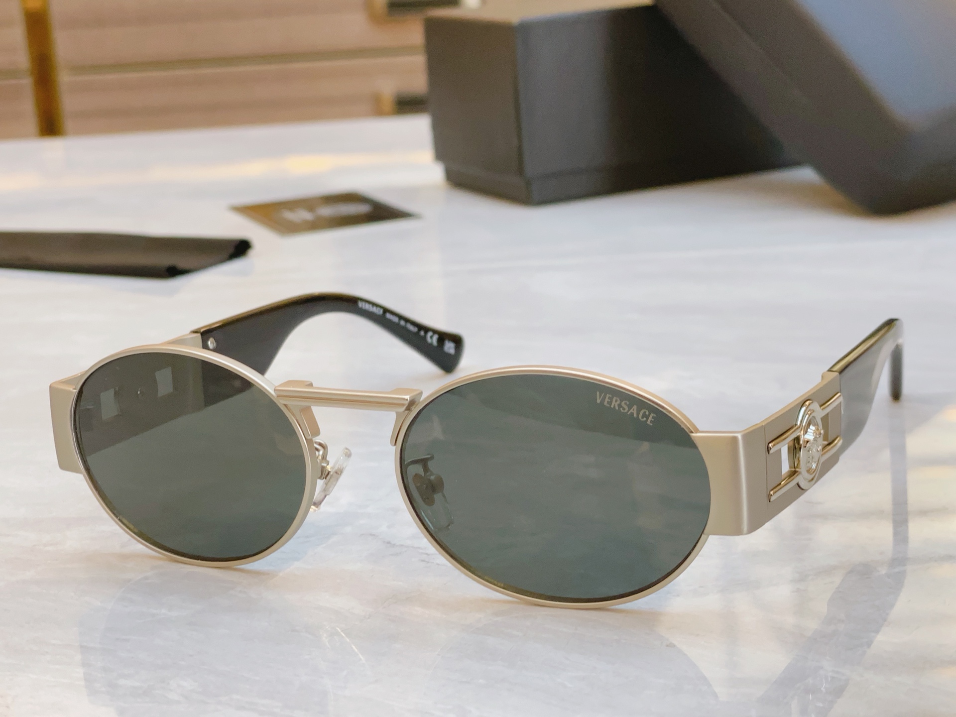 ，【VERSAC*】范思*哲新款太阳镜，
MODEL：VE2264，SIZE：56口18-140