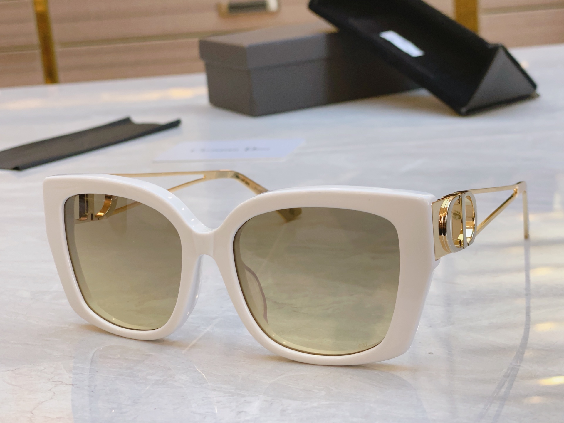 ，【Dio*】迪*奥新款太阳镜，
Mod：30Montaigne S13F，Size：55口18-135