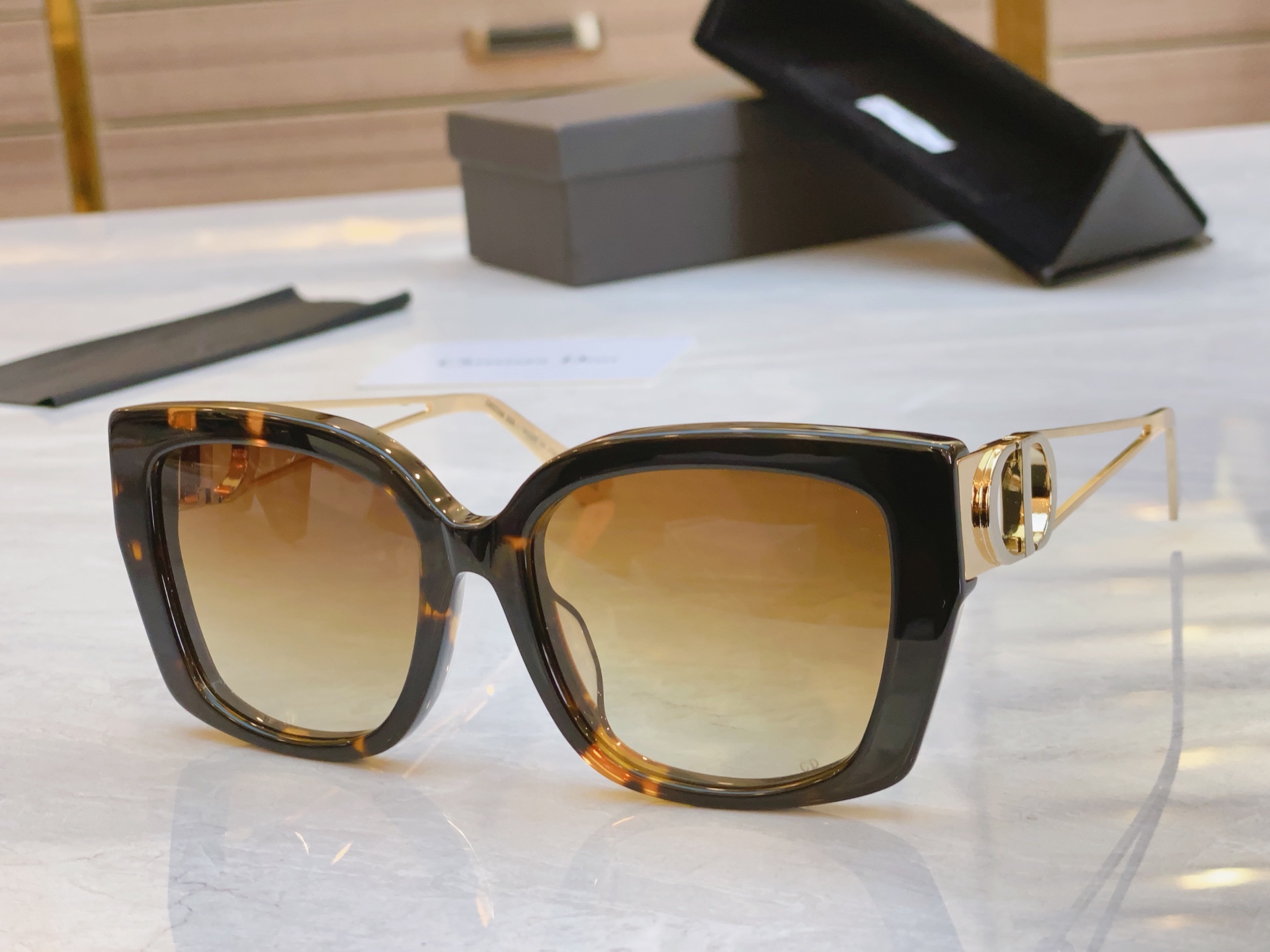 ，【Dio*】迪*奥新款太阳镜，
Mod：30Montaigne S13F，Size：55口18-135