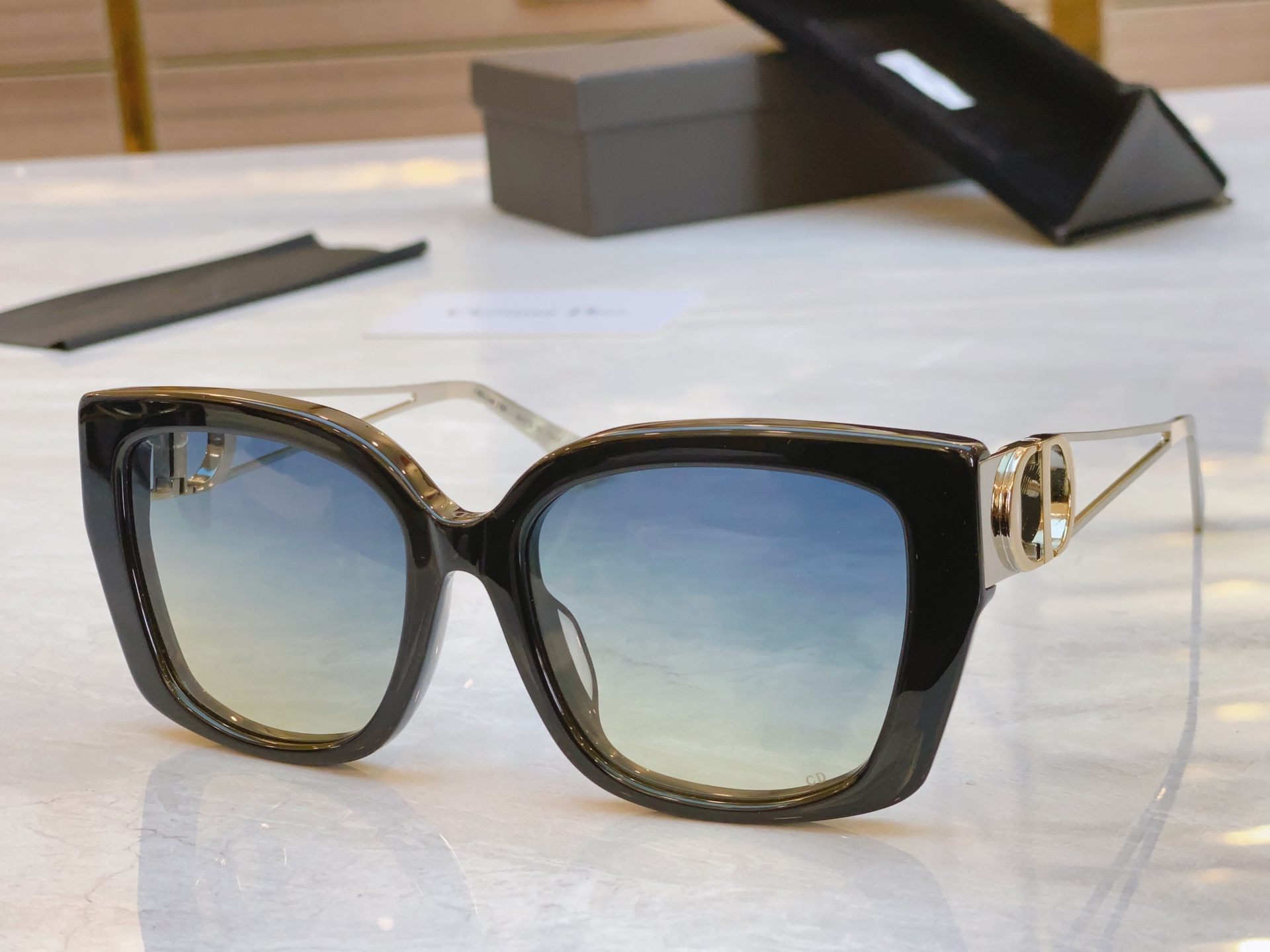 ，【Dio*】迪*奥新款太阳镜，
Mod：30Montaigne S13F，Size：55口18-135