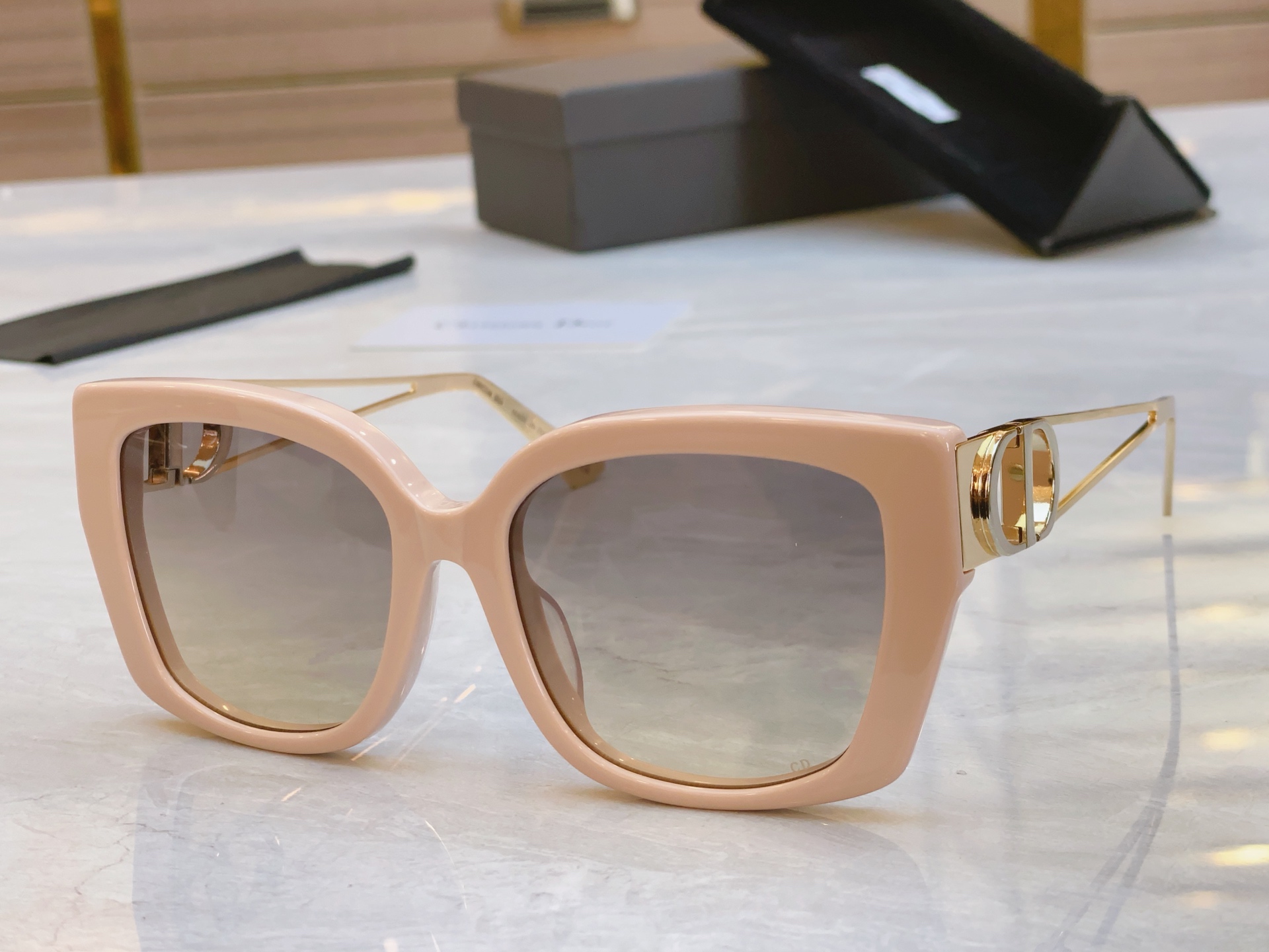，【Dio*】迪*奥新款太阳镜，
Mod：30Montaigne S13F，Size：55口18-135