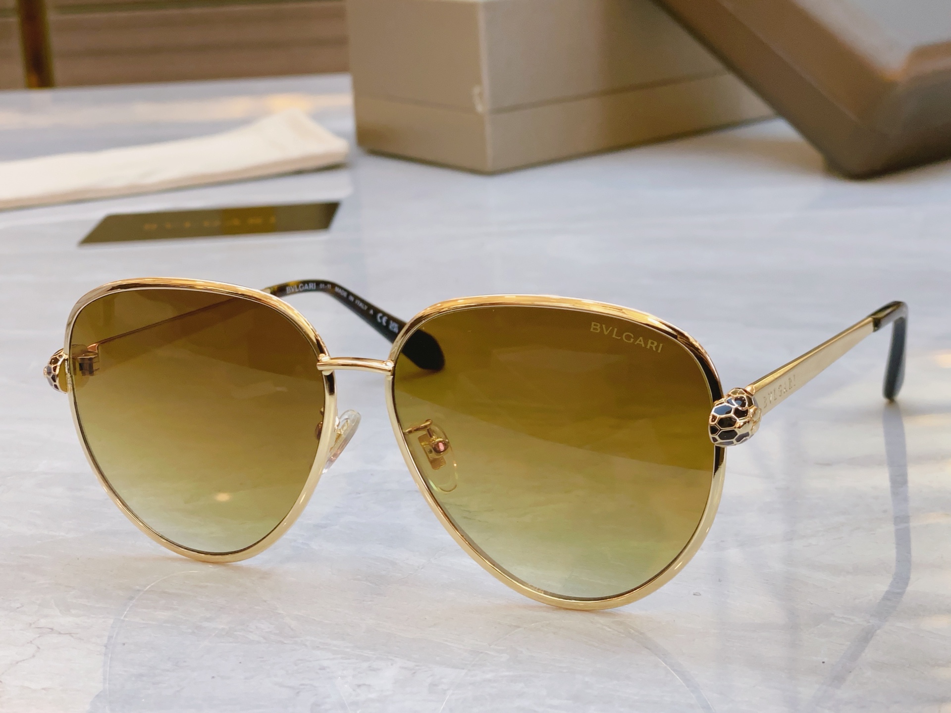 ，【BVLGA*】宝格*丽新款太阳镜，
MODEL：BV 40043l，SIZE：59口13-140