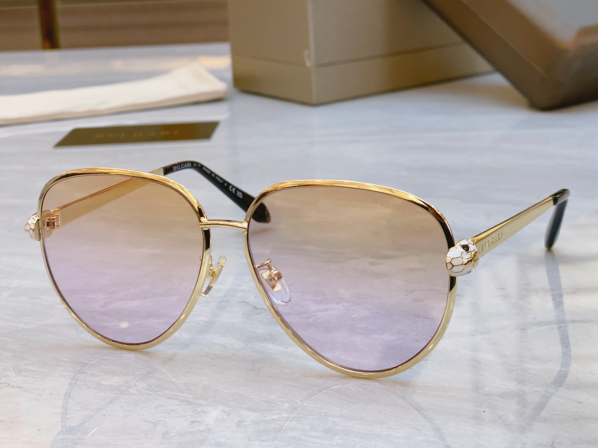 ，【BVLGA*】宝格*丽新款太阳镜，
MODEL：BV 40043l，SIZE：59口13-140