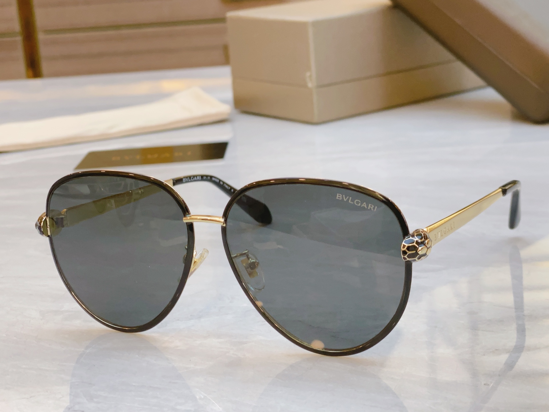 ，【BVLGA*】宝格*丽新款太阳镜，
MODEL：BV 40043l，SIZE：59口13-140