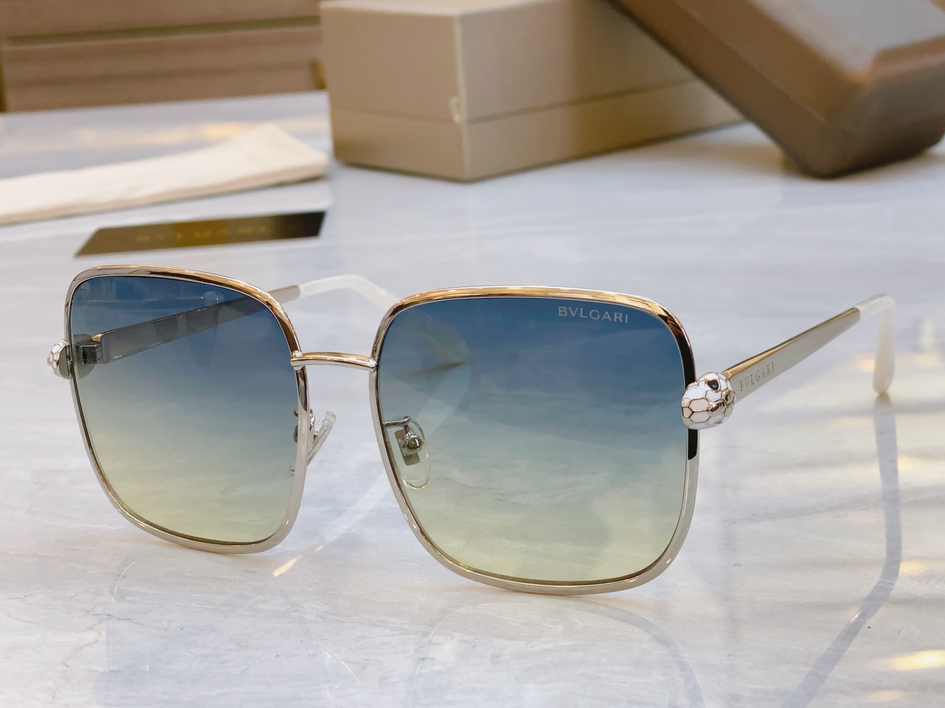 ，【BVLGA*】宝格*丽新款太阳镜，
MODEL：BV 40090l，SIZE：59口16-140