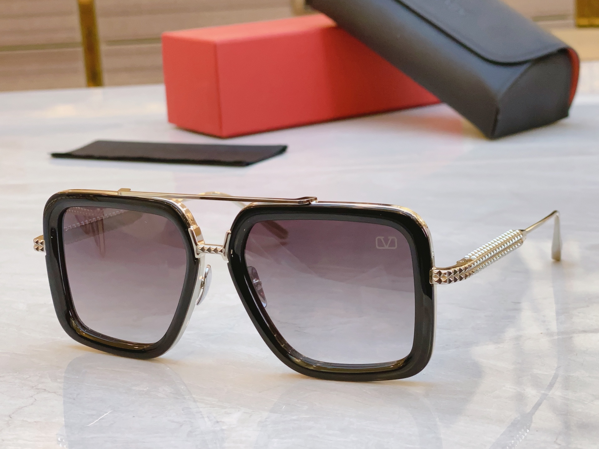 ，【VALENTIN*】华伦*天奴新款太阳镜，MODEL：VA 5041SIZE：54口18-143