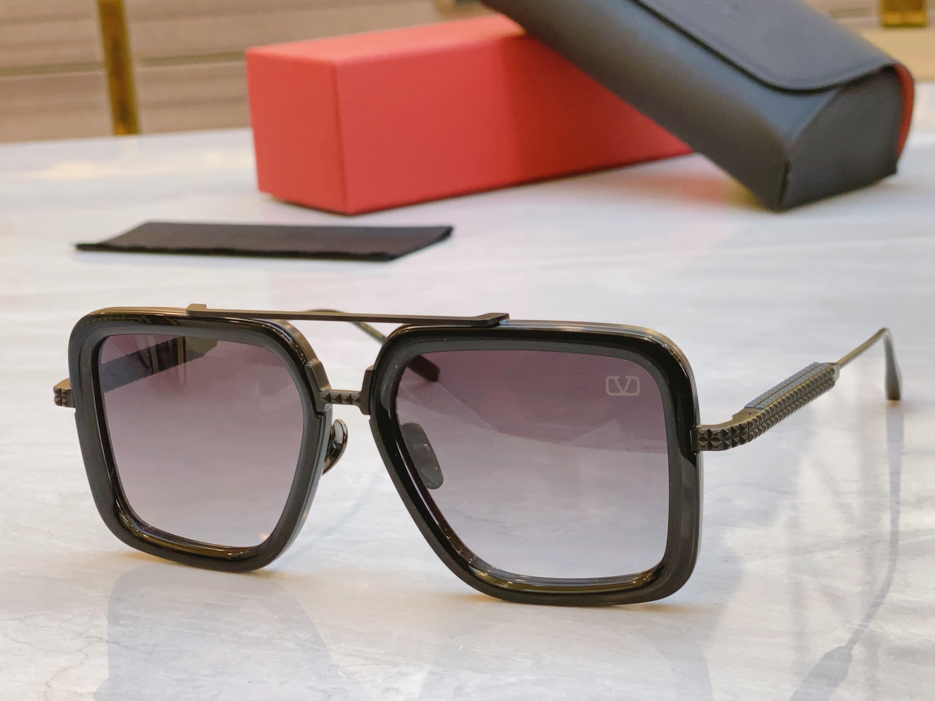 ，【VALENTIN*】华伦*天奴新款太阳镜，MODEL：VA 5041SIZE：54口18-143