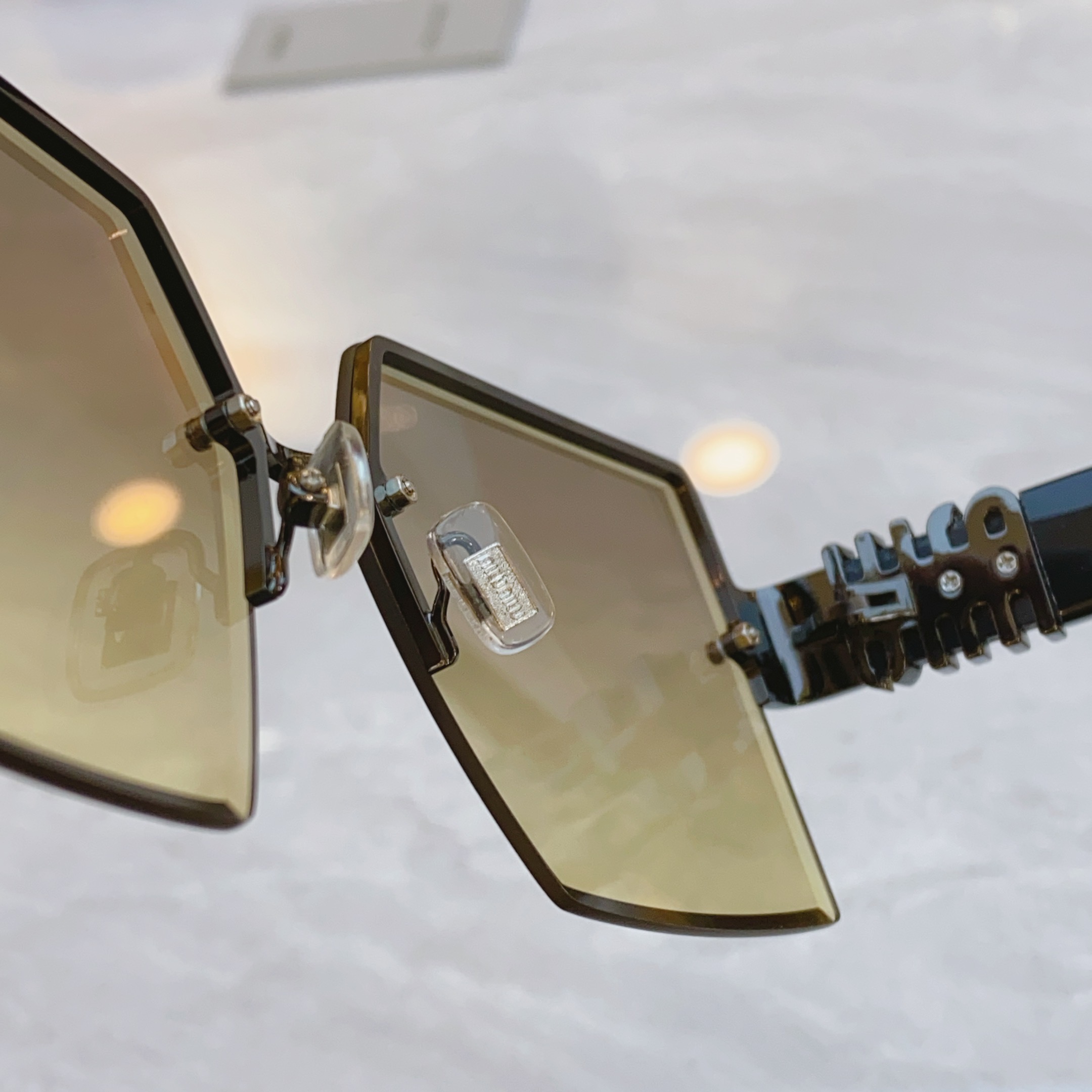 ，【MIU MI*】缪*缪新款太阳镜，MODELMU 117AV，SIZE：63口14-140