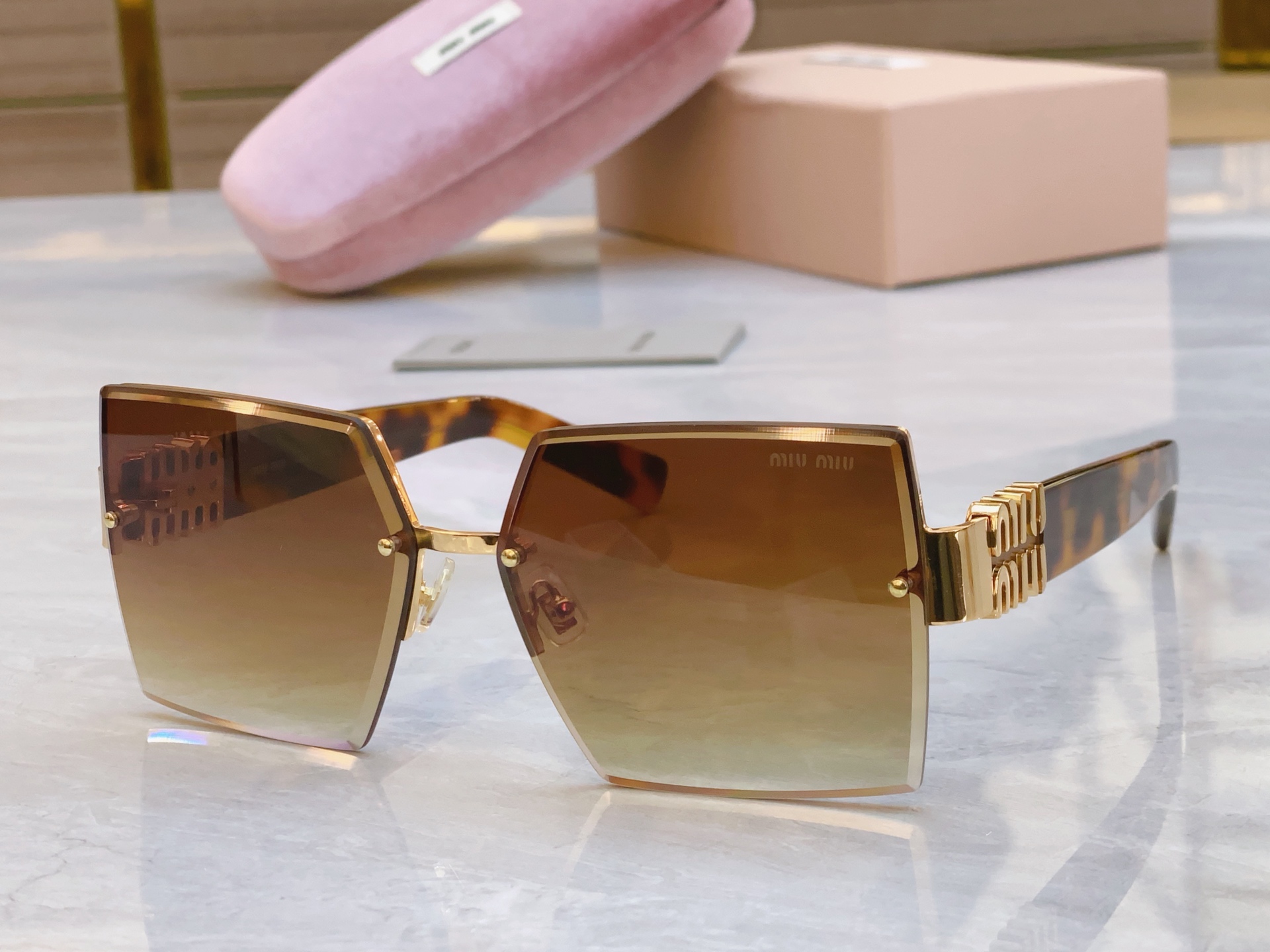 ，【MIU MI*】缪*缪新款太阳镜，MODELMU 117AV，SIZE：63口14-140