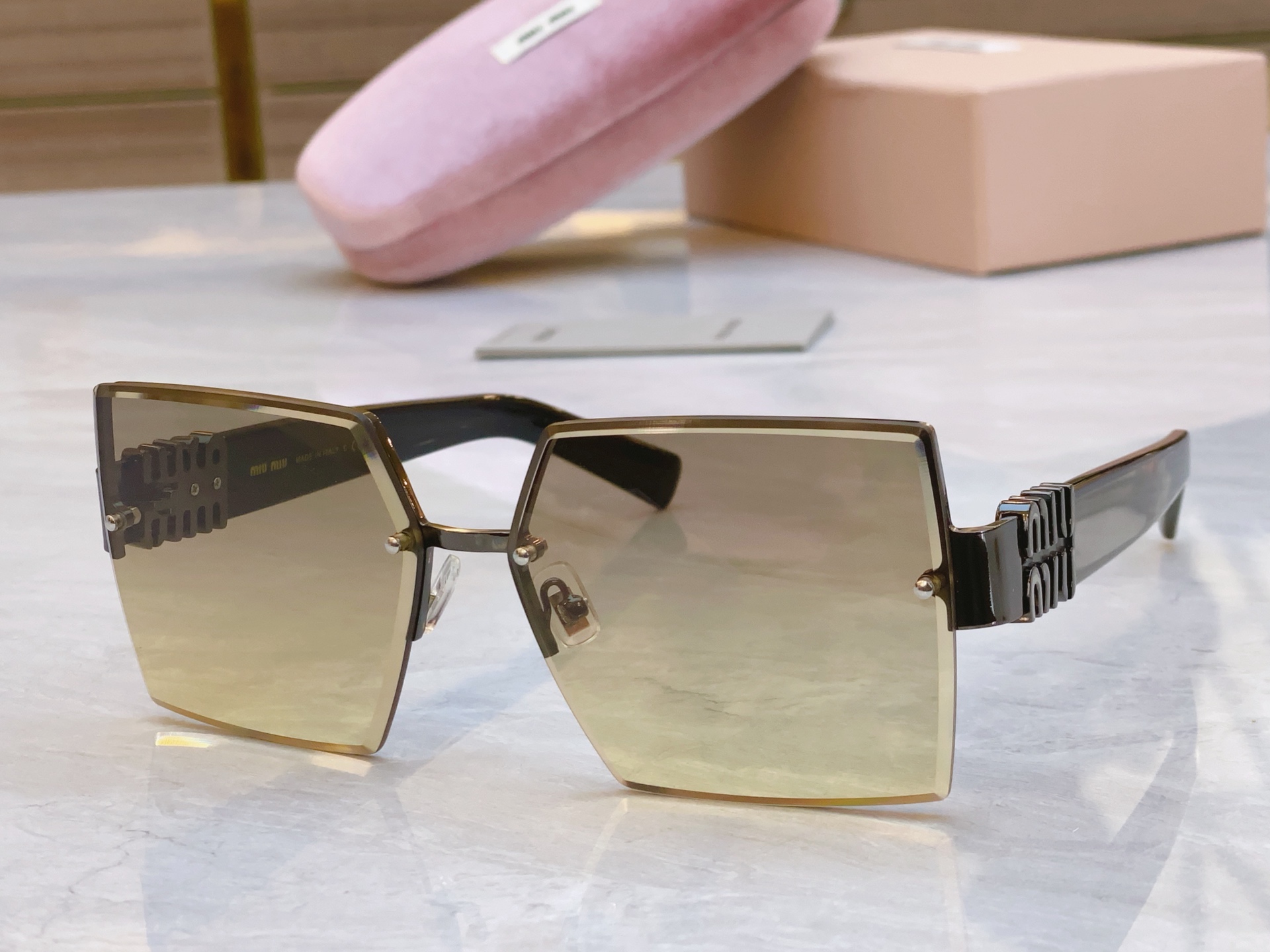 ，【MIU MI*】缪*缪新款太阳镜，MODELMU 117AV，SIZE：63口14-140