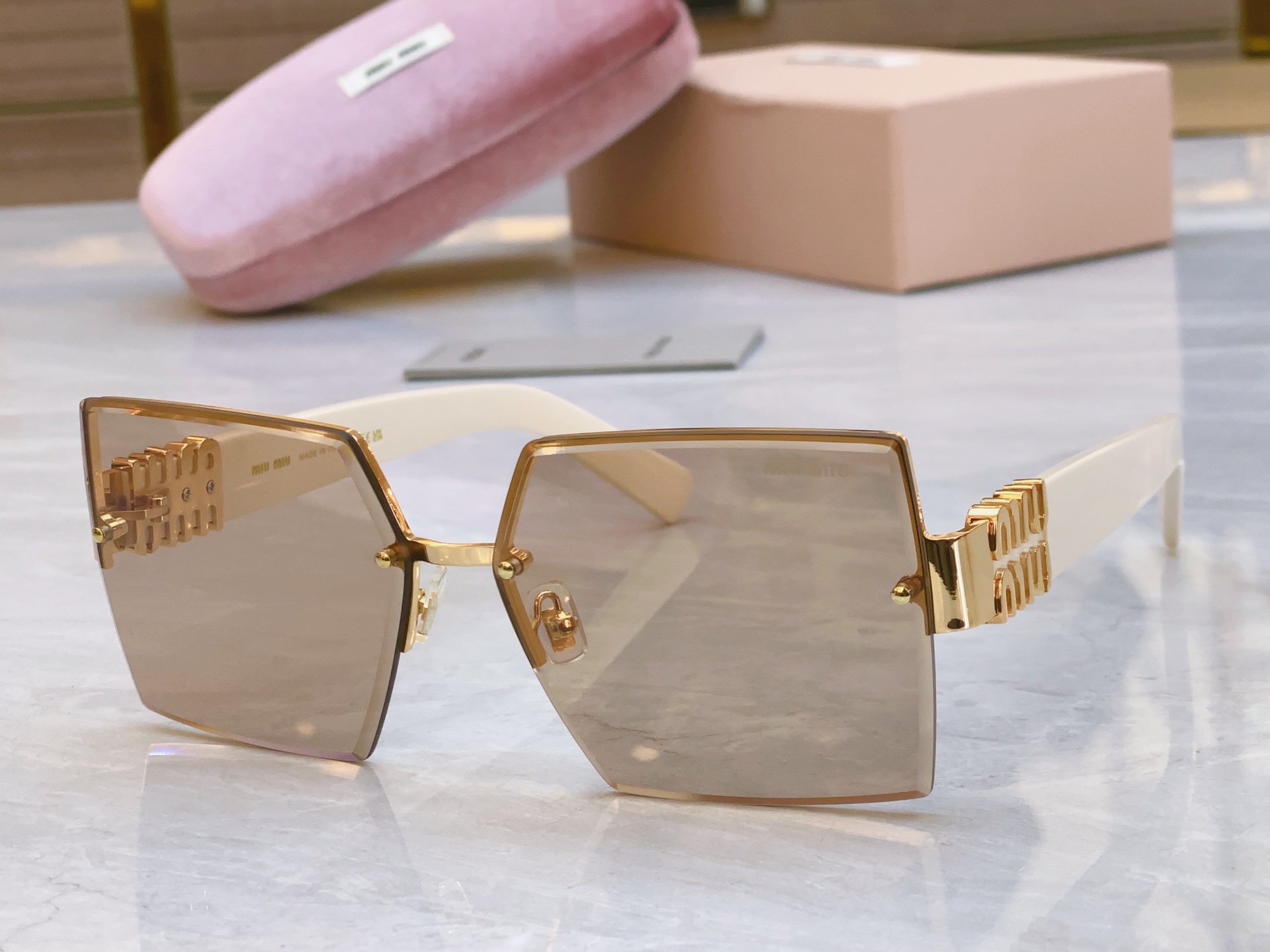 ，【MIU MI*】缪*缪新款太阳镜，MODELMU 117AV，SIZE：63口14-140