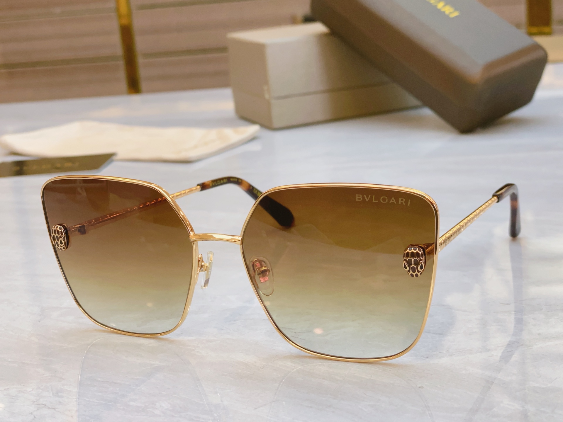 ，【BVLGA*】宝格*丽新款太阳镜，
MODEL：BV 40009U，SIZE：66口19-145
