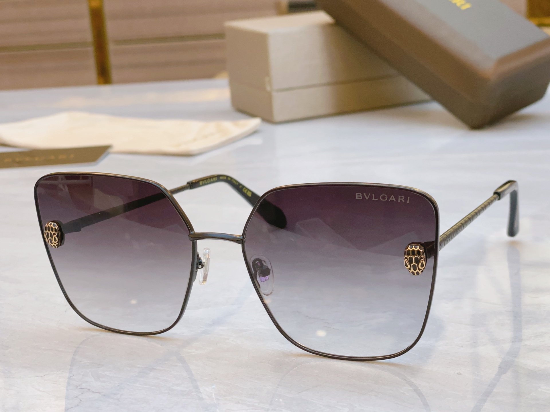 ，【BVLGA*】宝格*丽新款太阳镜，
MODEL：BV 40009U，SIZE：66口19-145
