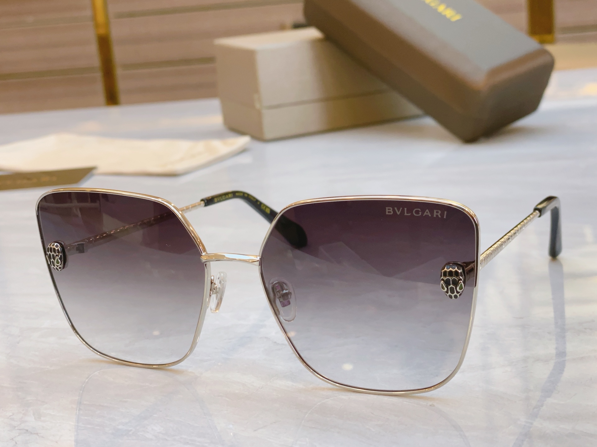 ，【BVLGA*】宝格*丽新款太阳镜，
MODEL：BV 40009U，SIZE：66口19-145