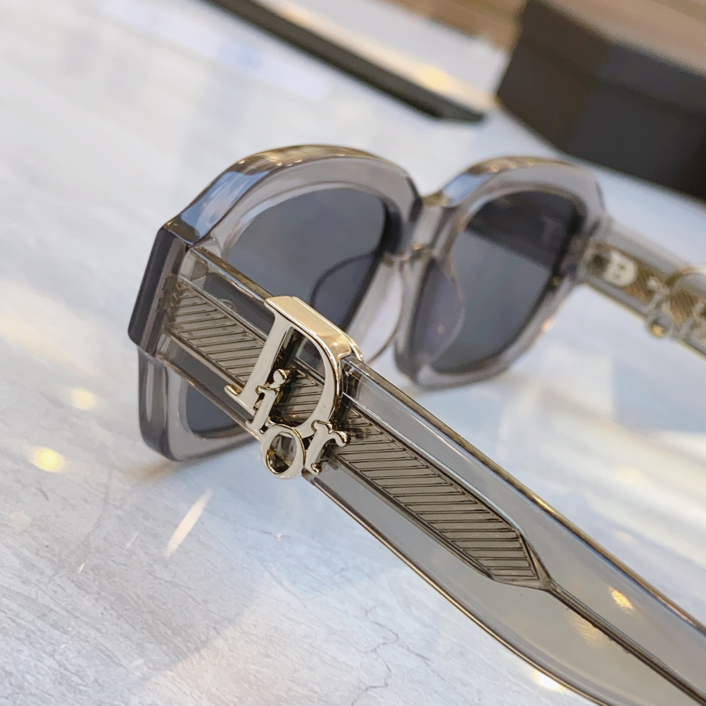 ，【DIO* 】迪*奥新款太阳镜，
MODEL：DiorSignature S2l， SIZE：52口2