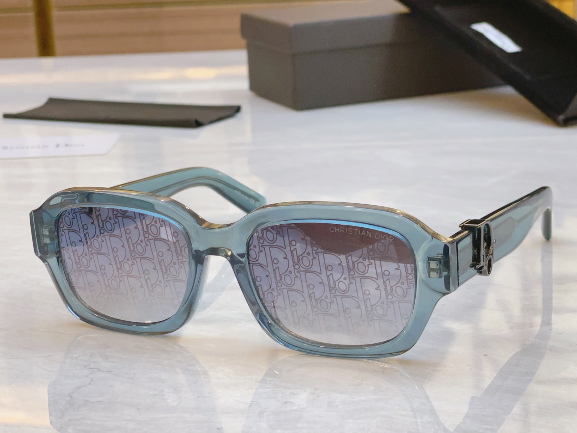 ，【DIO* 】迪*奥新款太阳镜，
MODEL：DiorSignature S2l， SIZE：52口2