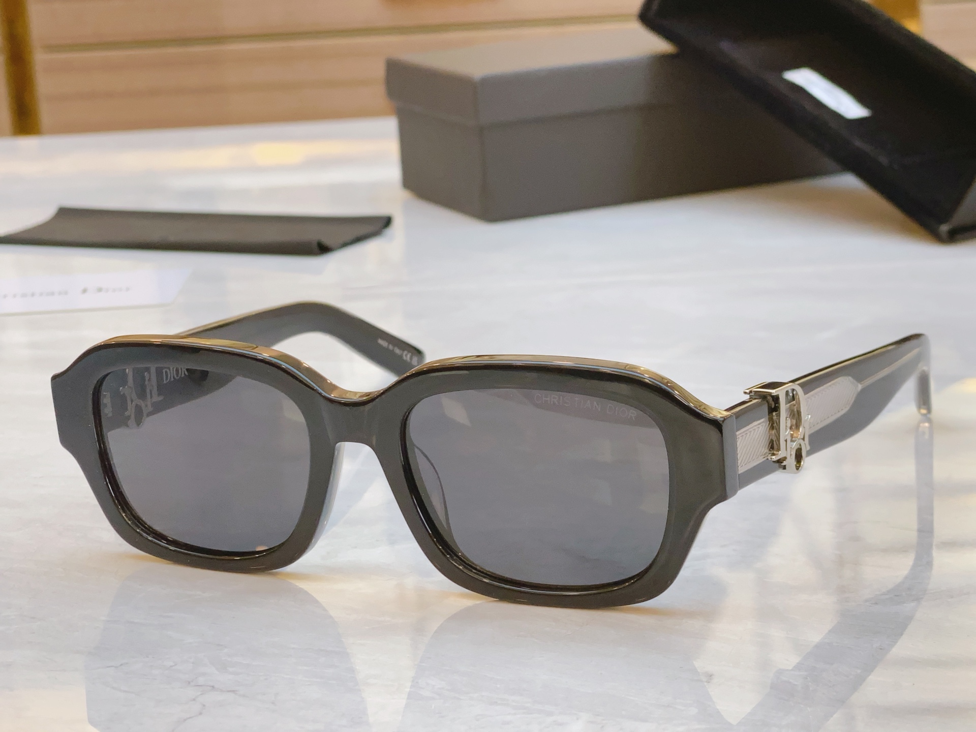 ，【DIO* 】迪*奥新款太阳镜，
MODEL：DiorSignature S2l， SIZE：52口2
