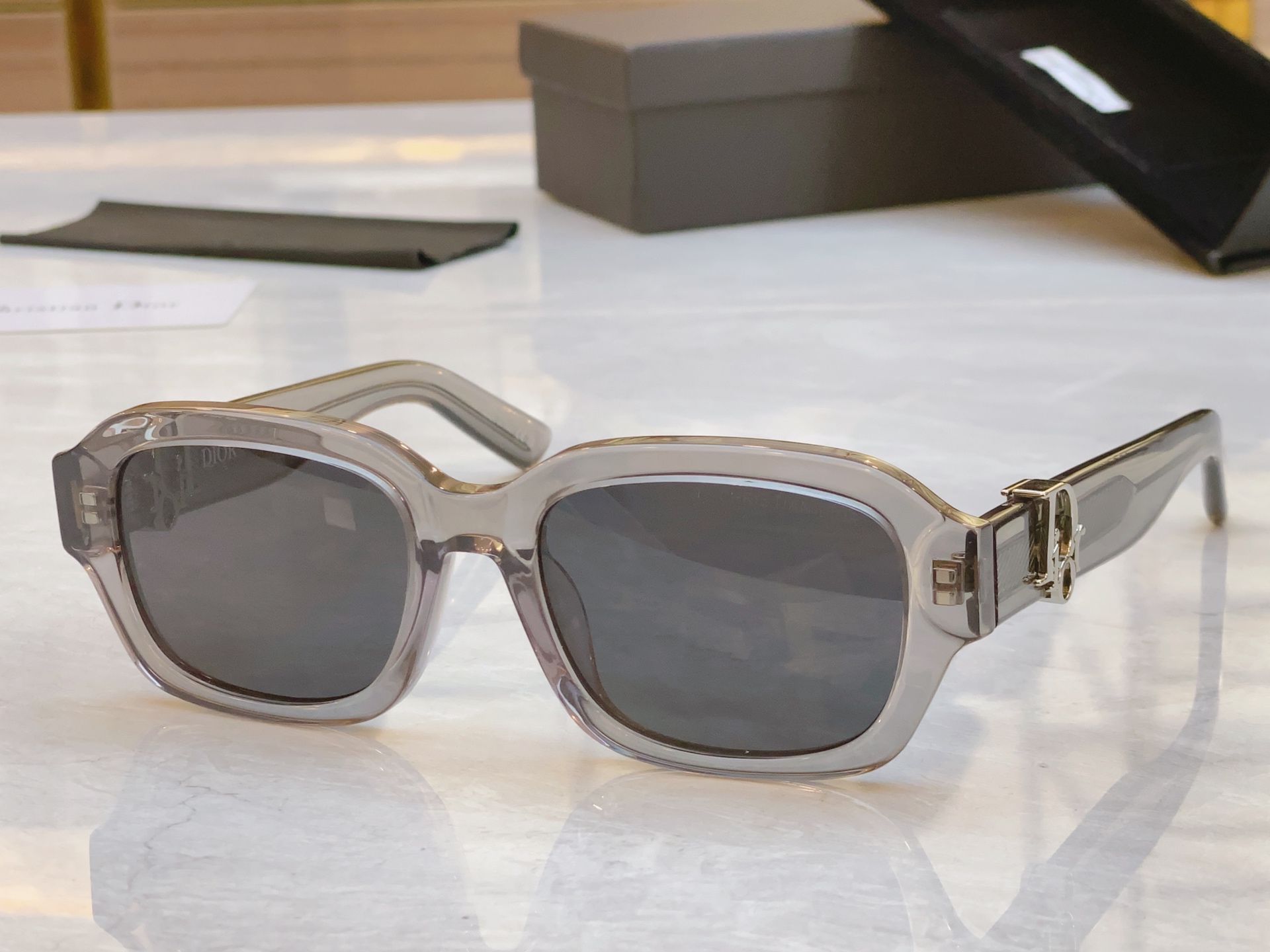 ，【DIO* 】迪*奥新款太阳镜，
MODEL：DiorSignature S2l， SIZE：52口2
