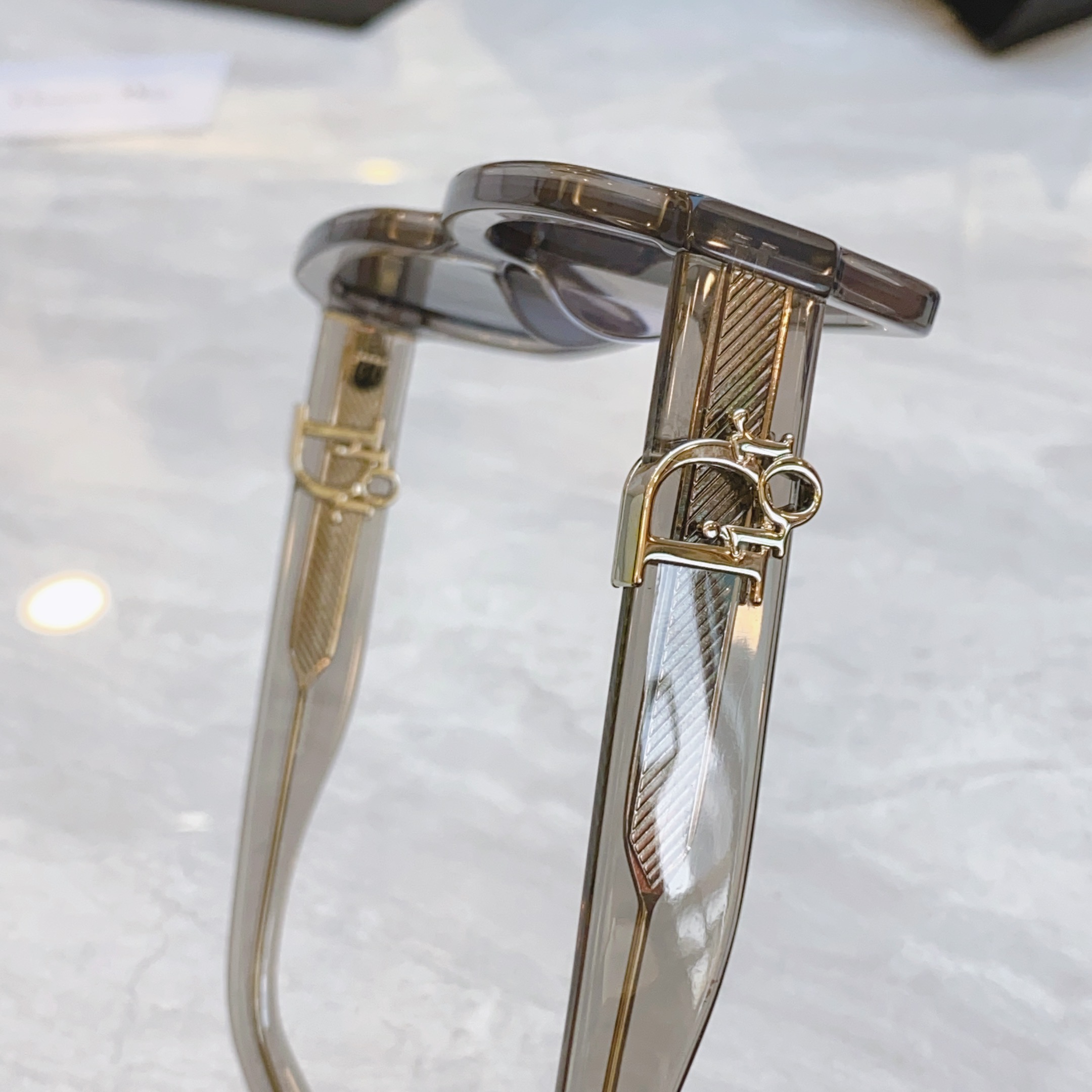 ，【DIO* 】迪*奥新款太阳镜，
MODEL：DiorSignature S2l， SIZE：52口2