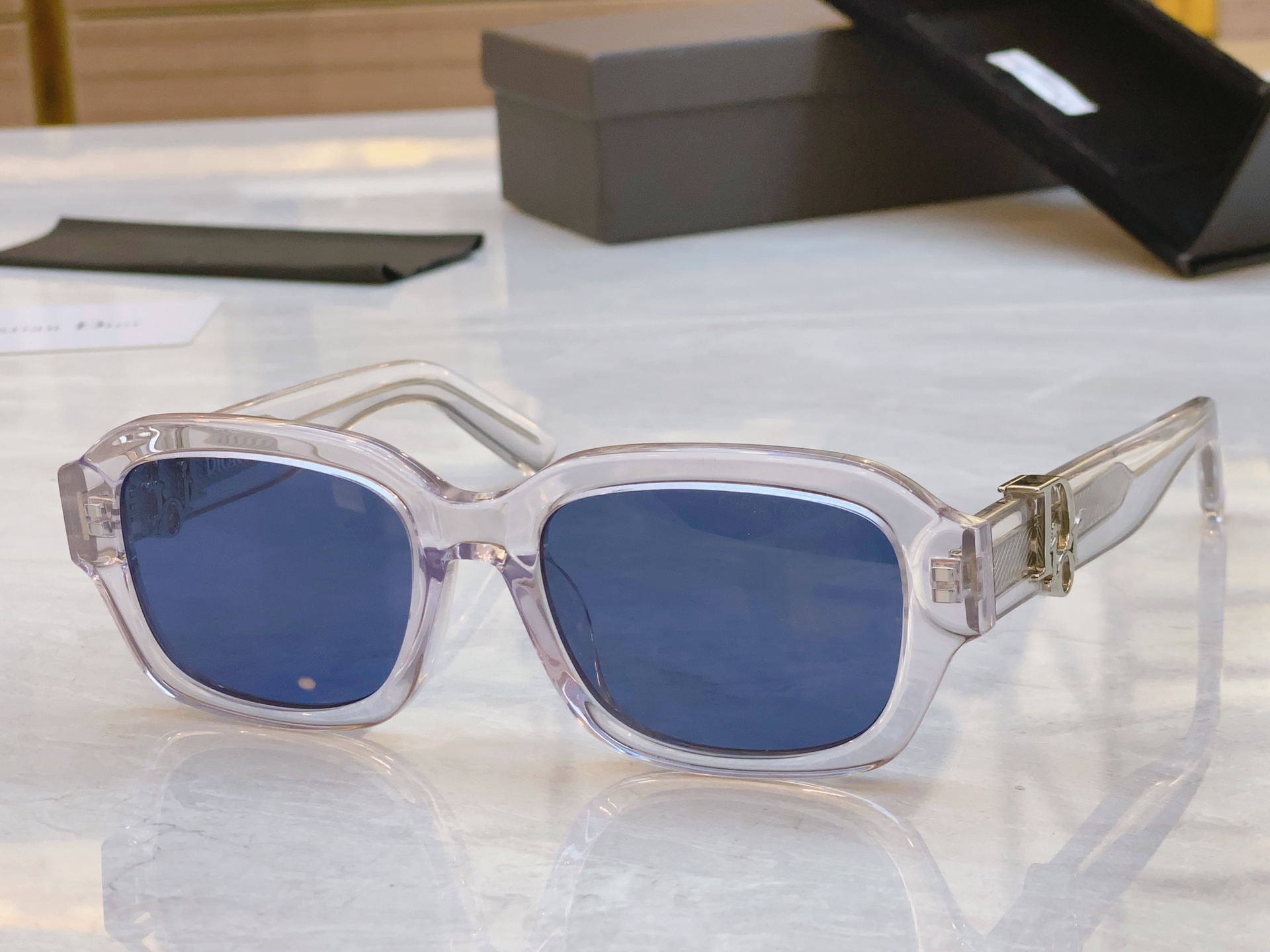 ，【DIO* 】迪*奥新款太阳镜，
MODEL：DiorSignature S2l， SIZE：52口2