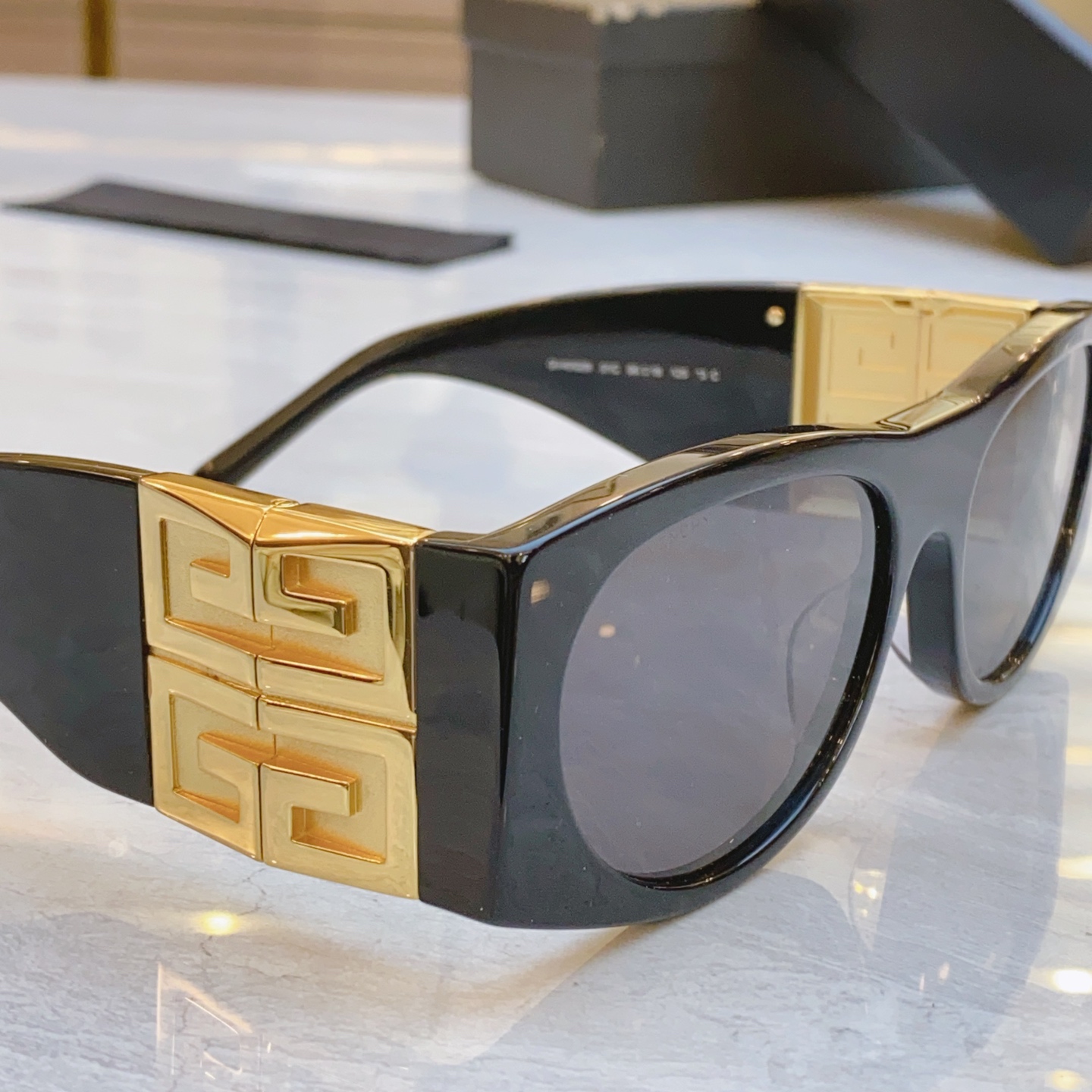 ，【GIVENCH*】纪梵*希新款太阳镜🕶️，MODEL：GV40028l，SIZE：56口18-125