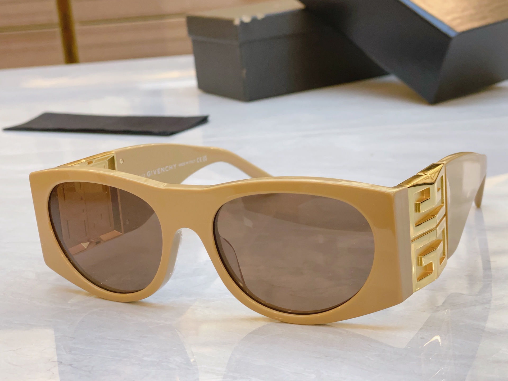 ，【GIVENCH*】纪梵*希新款太阳镜🕶️，MODEL：GV40028l，SIZE：56口18-125