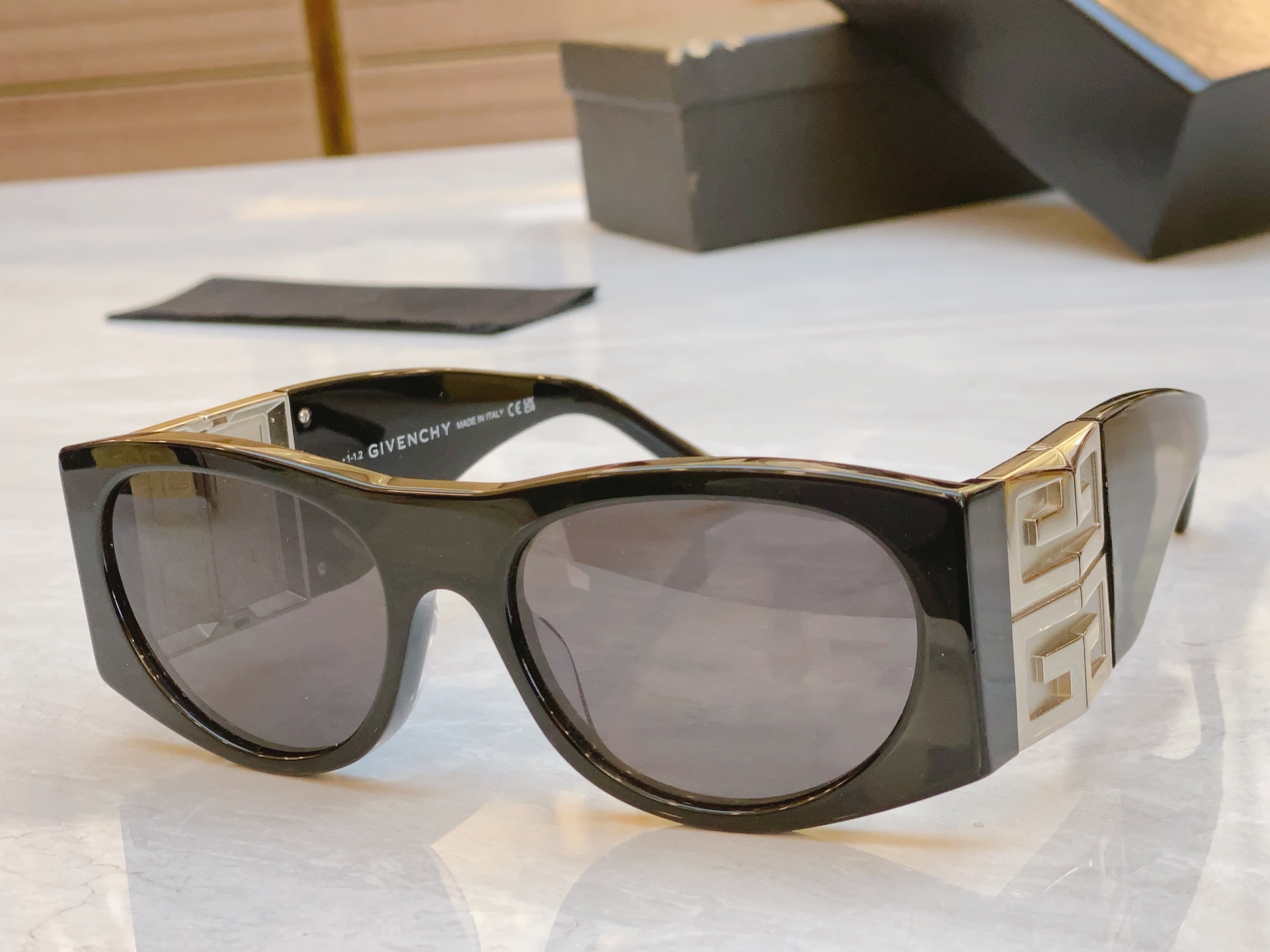 ，【GIVENCH*】纪梵*希新款太阳镜🕶️，MODEL：GV40028l，SIZE：56口18-125