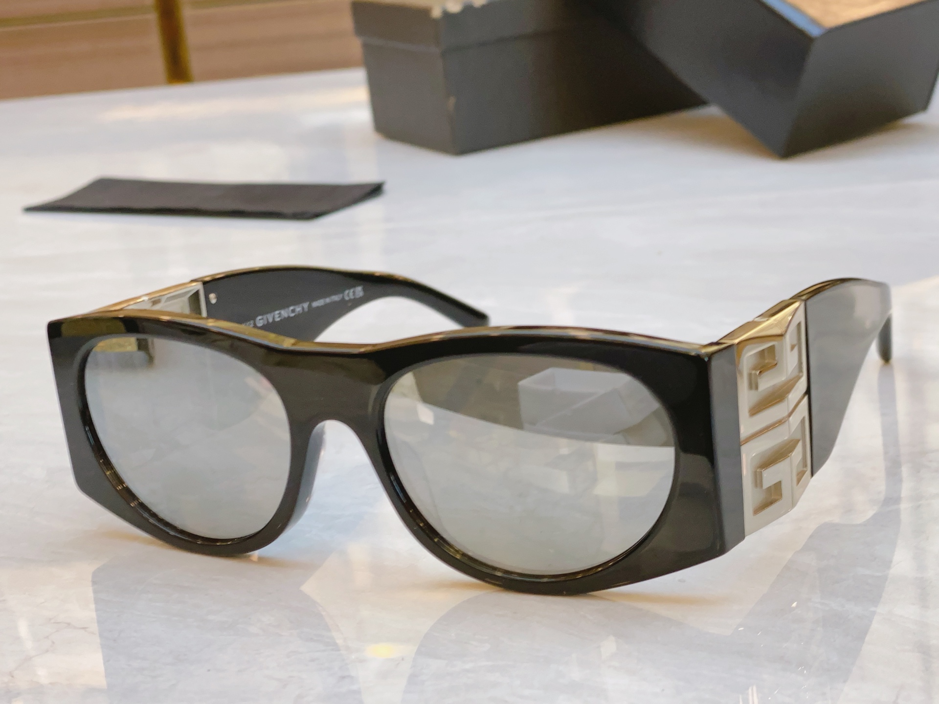 ，【GIVENCH*】纪梵*希新款太阳镜🕶️，MODEL：GV40028l，SIZE：56口18-125