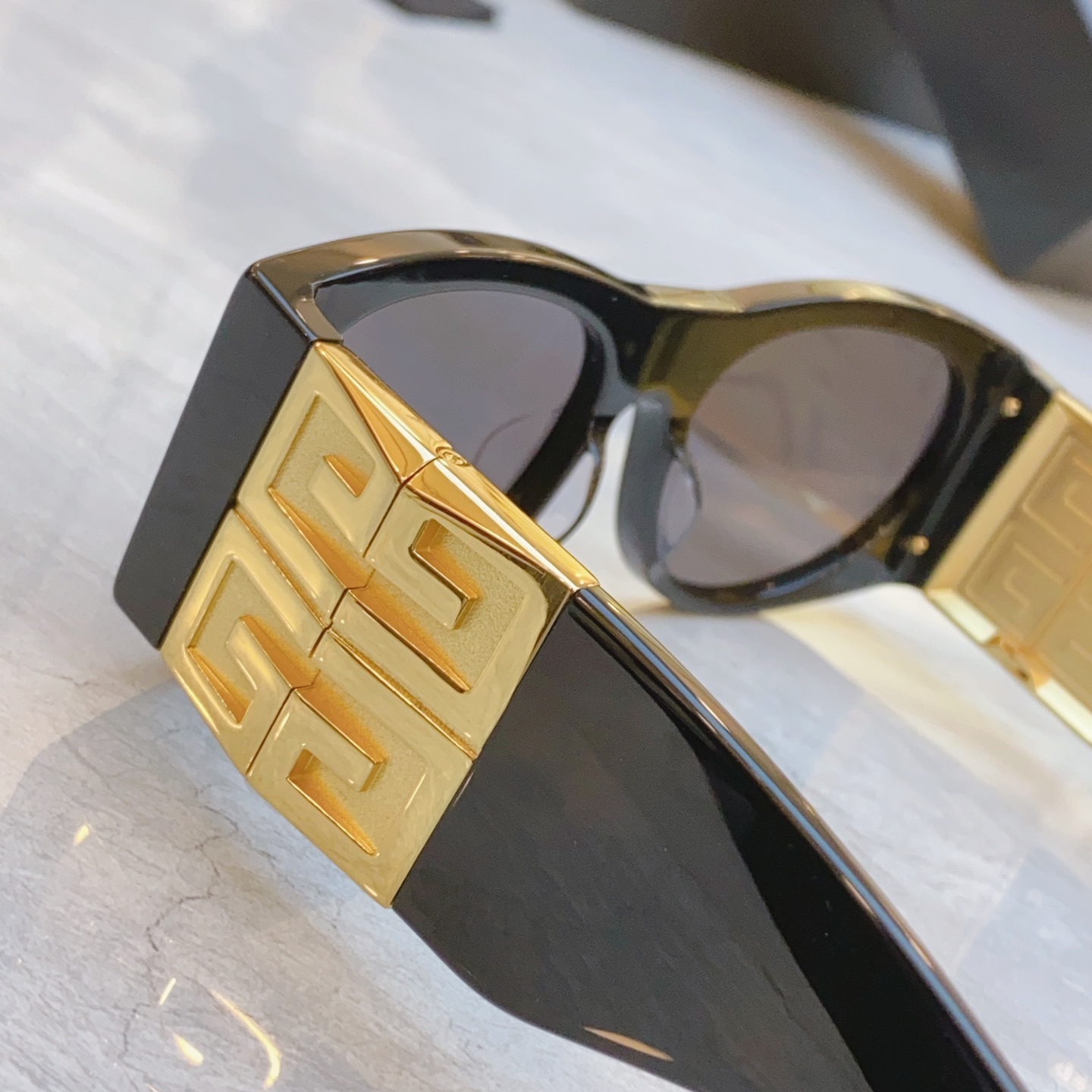 ，【GIVENCH*】纪梵*希新款太阳镜🕶️，MODEL：GV40028l，SIZE：56口18-125