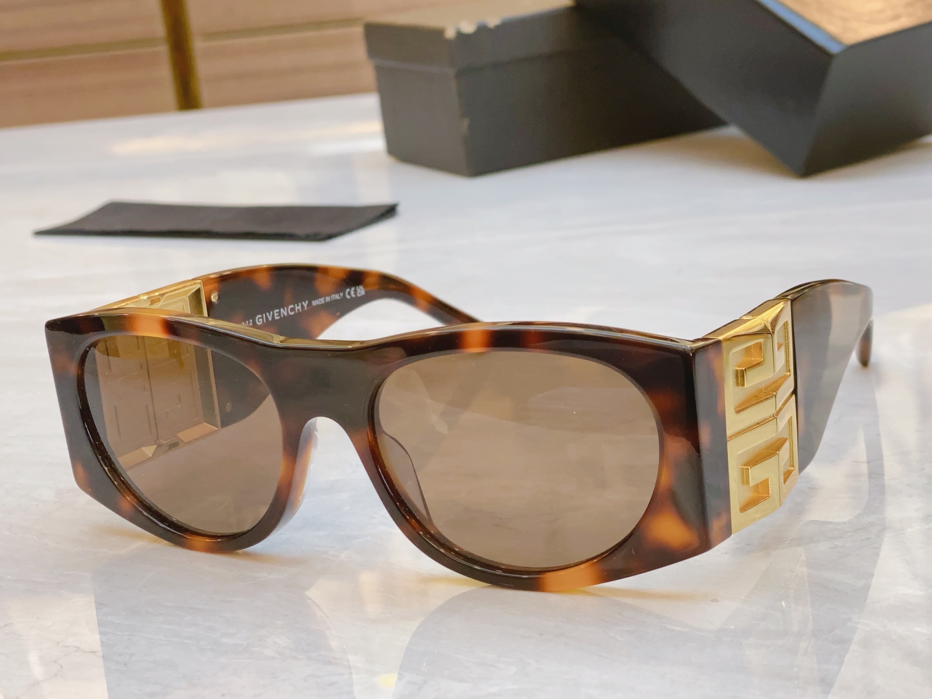 ，【GIVENCH*】纪梵*希新款太阳镜🕶️，MODEL：GV40028l，SIZE：56口18-125