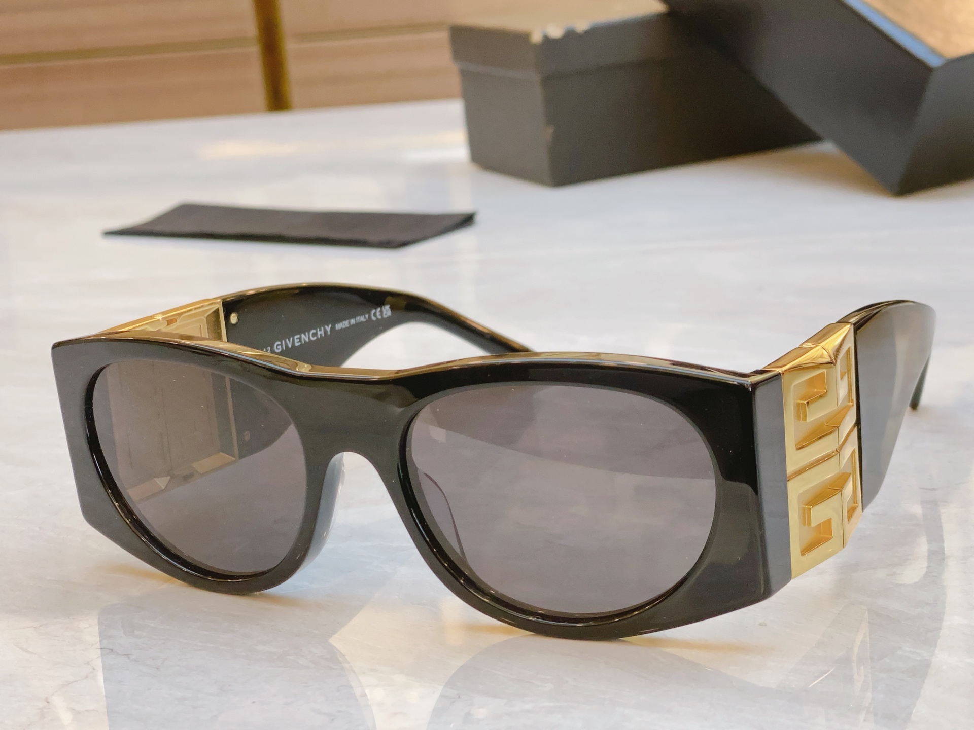 ，【GIVENCH*】纪梵*希新款太阳镜🕶️，MODEL：GV40028l，SIZE：56口18-125