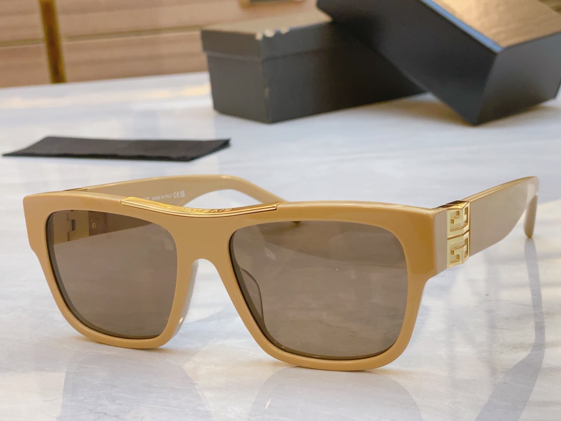 ，【GIVENCH*】纪梵*希新款太阳镜🕶️，MODEL：GV40006U，SIZE：58口16-135