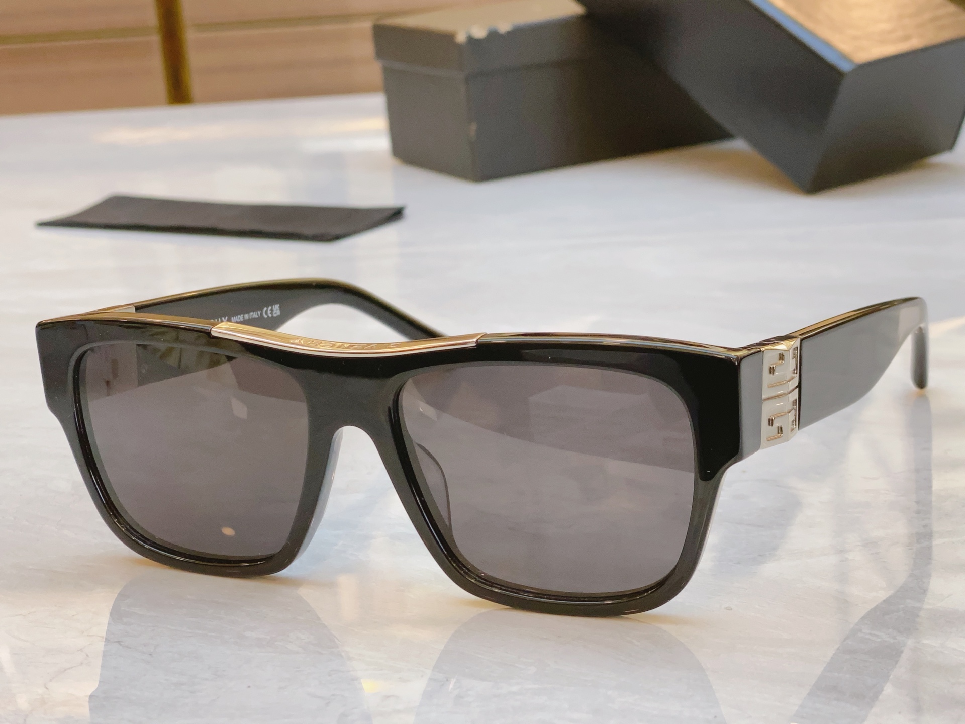 ，【GIVENCH*】纪梵*希新款太阳镜🕶️，MODEL：GV40006U，SIZE：58口16-135