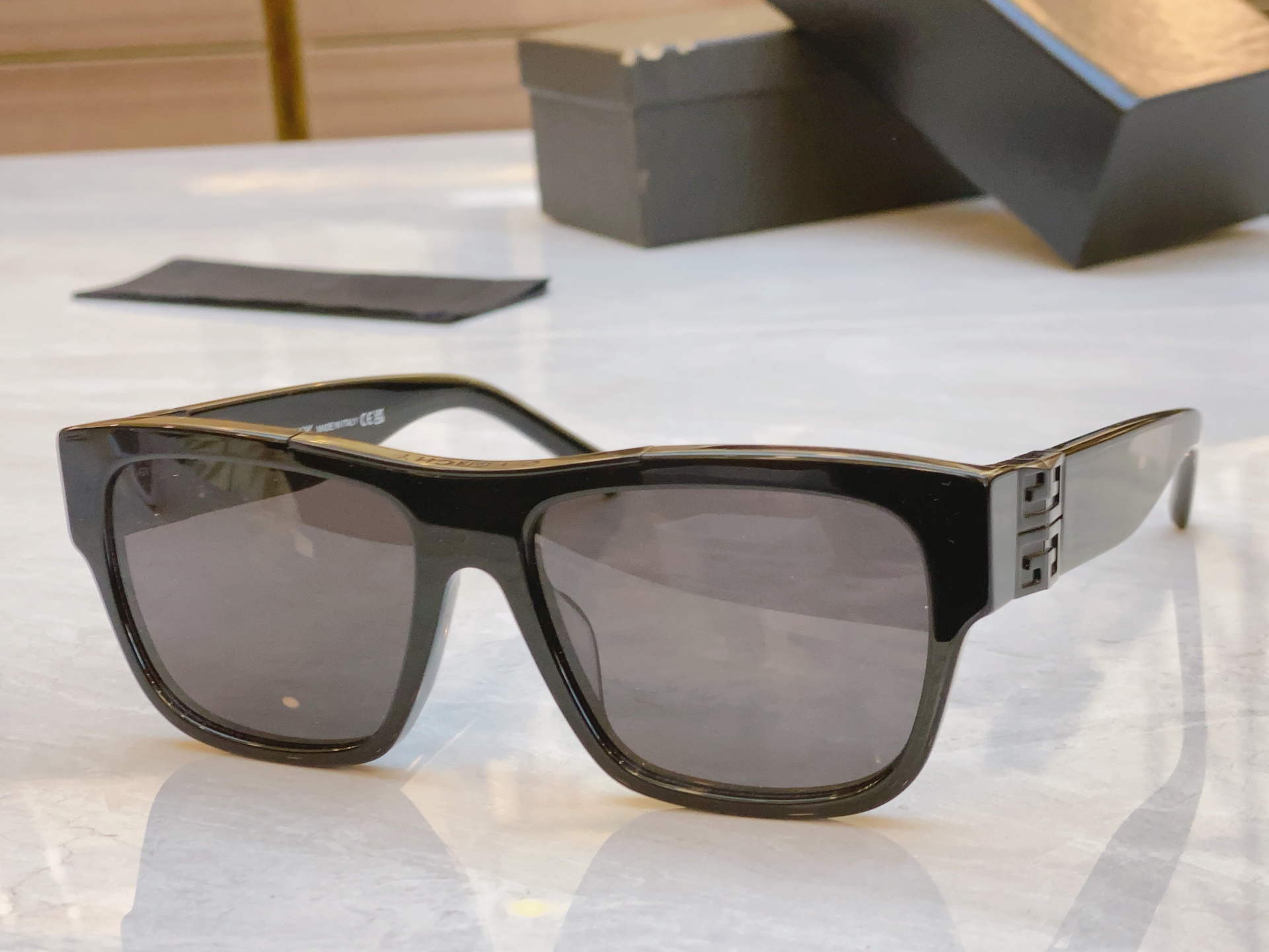 ，【GIVENCH*】纪梵*希新款太阳镜🕶️，MODEL：GV40006U，SIZE：58口16-135