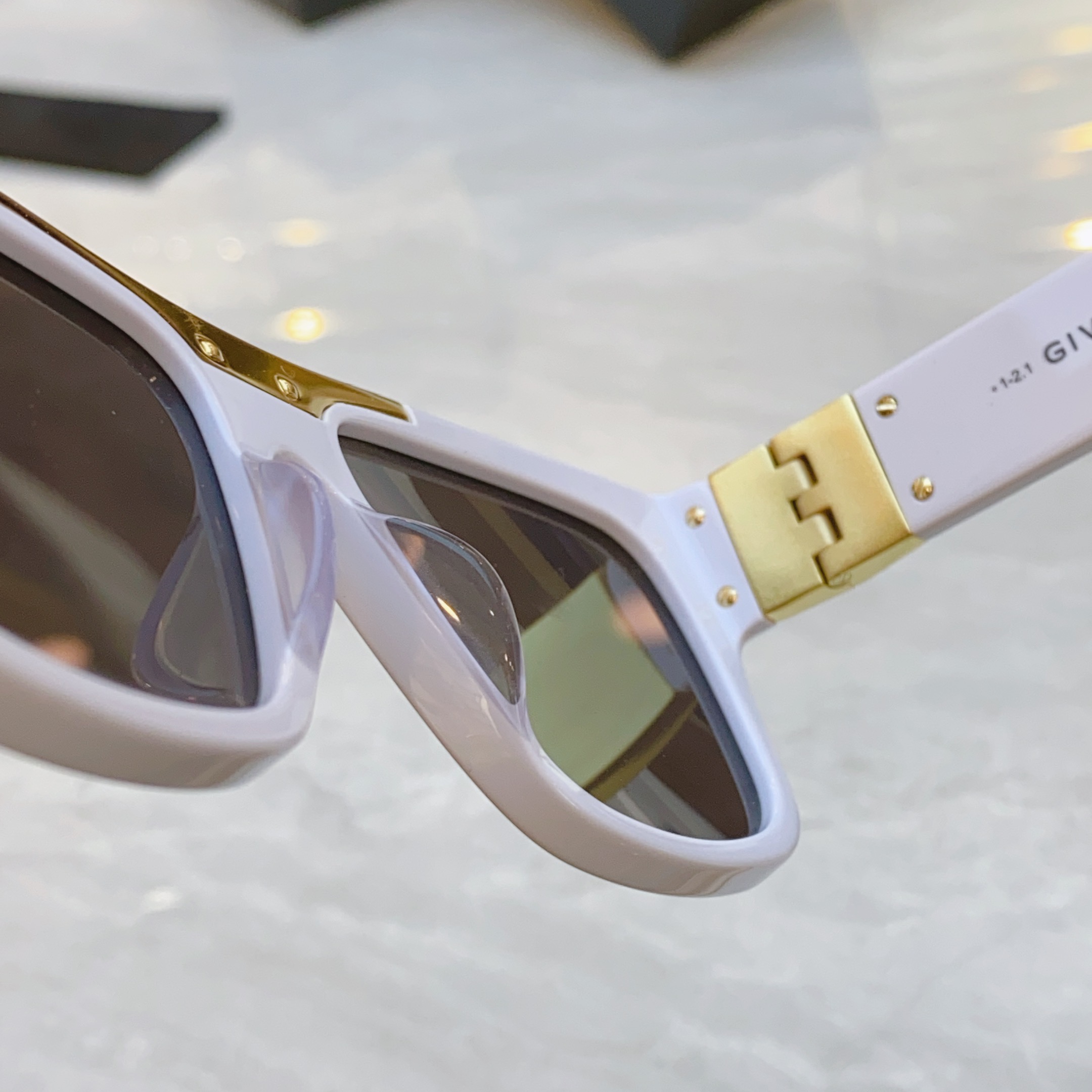 ，【GIVENCH*】纪梵*希新款太阳镜🕶️，MODEL：GV40006U，SIZE：58口16-135