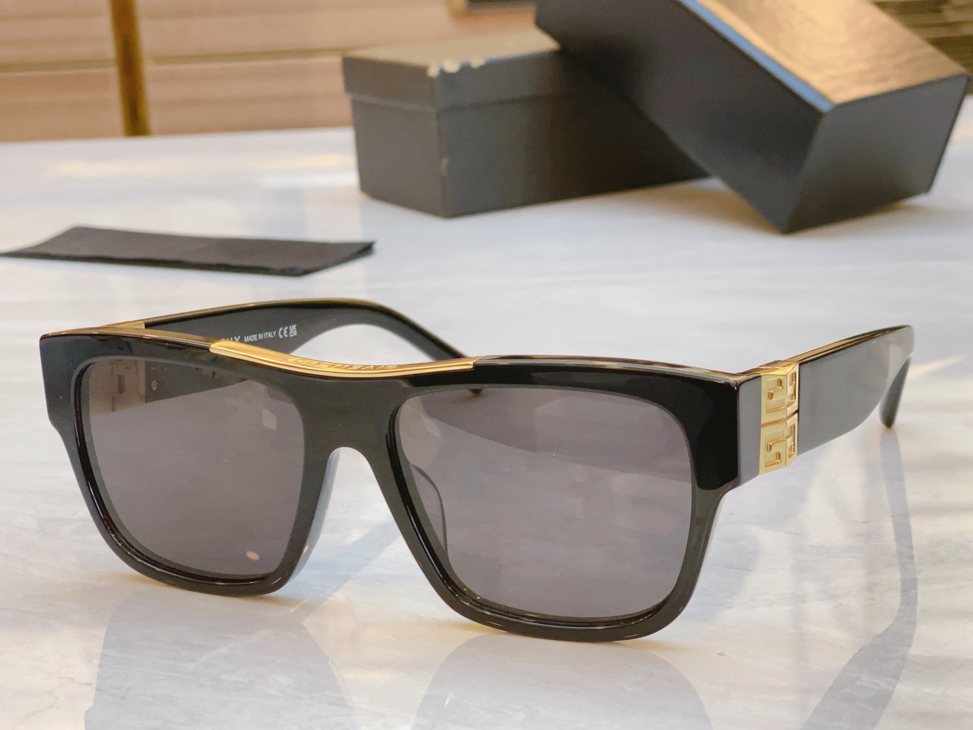 ，【GIVENCH*】纪梵*希新款太阳镜🕶️，MODEL：GV40006U，SIZE：58口16-135