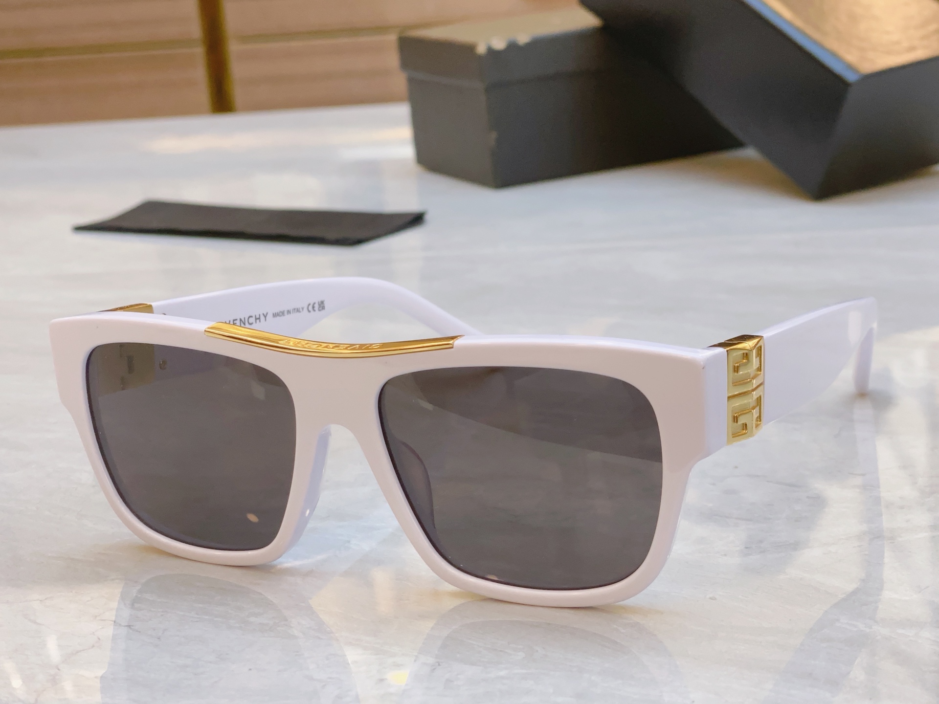 ，【GIVENCH*】纪梵*希新款太阳镜🕶️，MODEL：GV40006U，SIZE：58口16-135