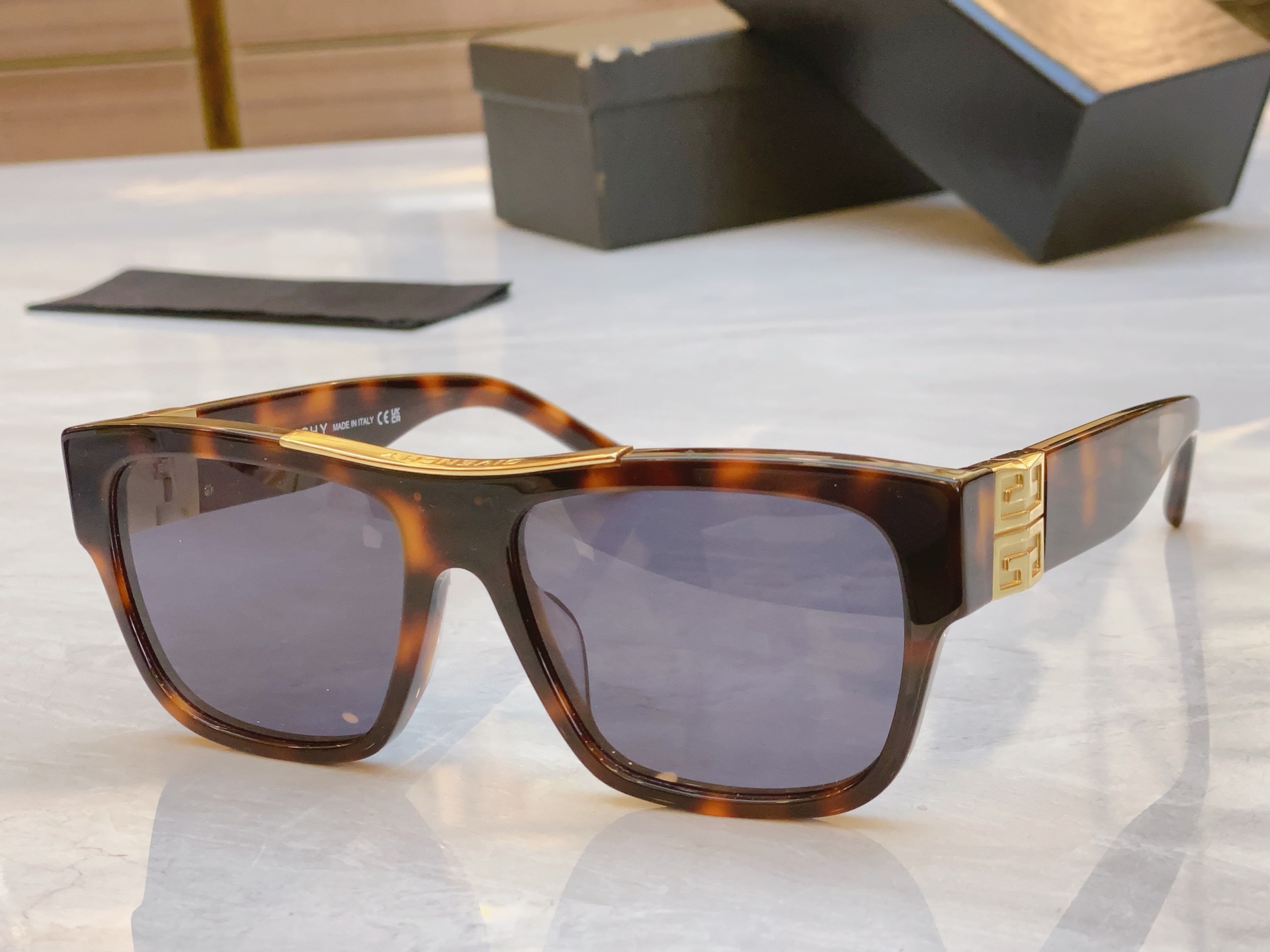 ，【GIVENCH*】纪梵*希新款太阳镜🕶️，MODEL：GV40006U，SIZE：58口16-135