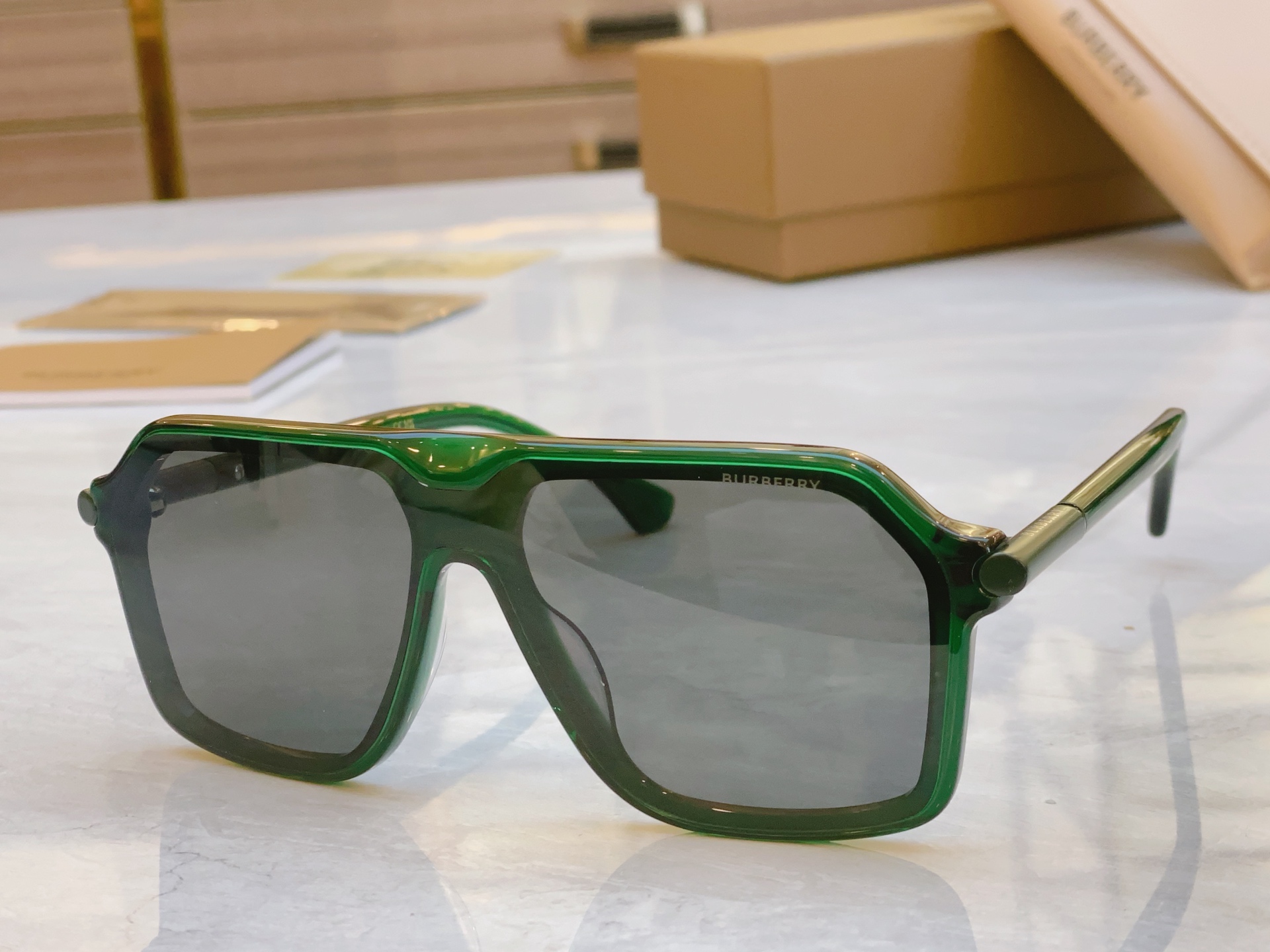 ，【BURBERR*】巴宝*莉新款太阳镜🕶️，MODEL：BE6003，SIZE：136口0-140