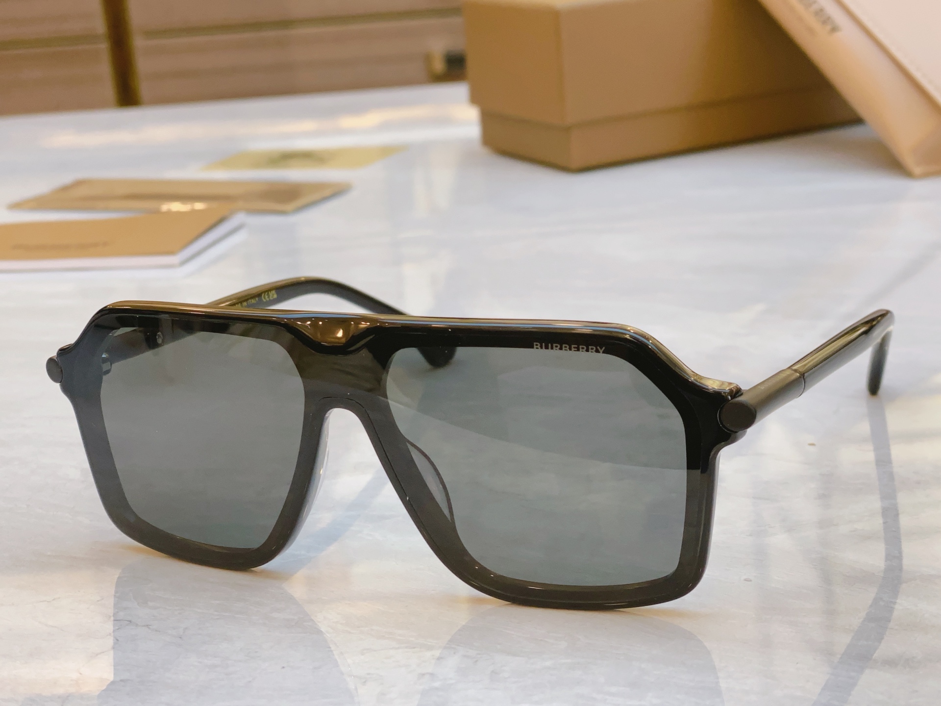 ，【BURBERR*】巴宝*莉新款太阳镜🕶️，MODEL：BE6003，SIZE：136口0-140