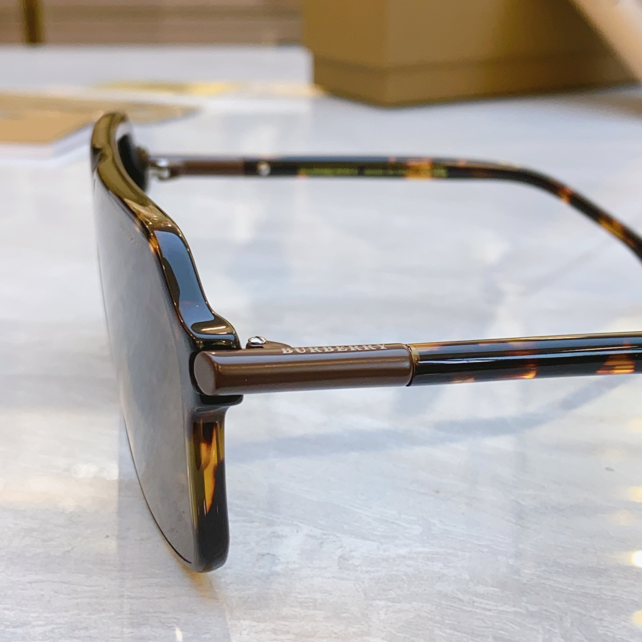 ，【BURBERR*】巴宝*莉新款太阳镜🕶️，MODEL：BE6003，SIZE：136口0-140