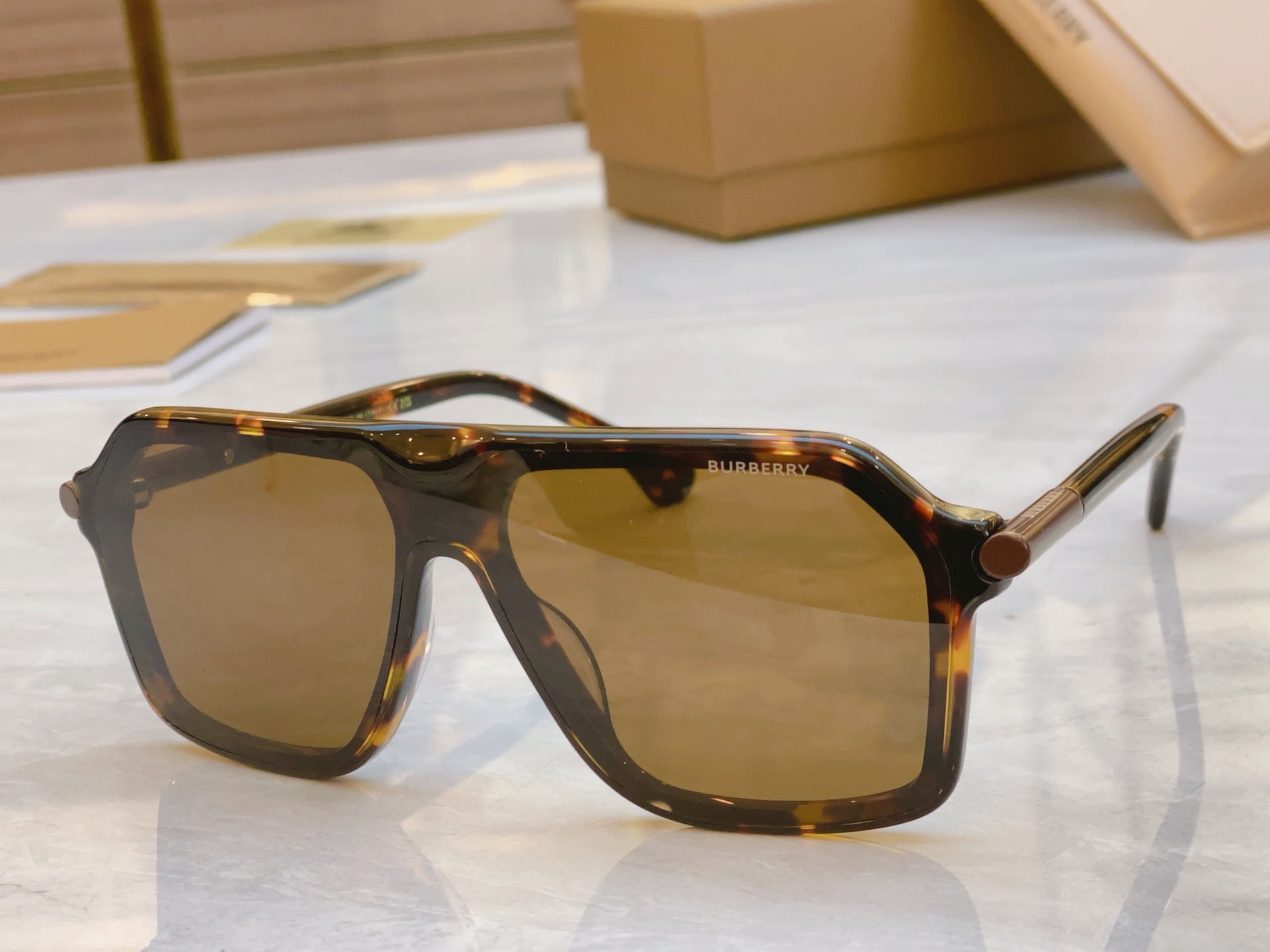 ，【BURBERR*】巴宝*莉新款太阳镜🕶️，MODEL：BE6003，SIZE：136口0-140