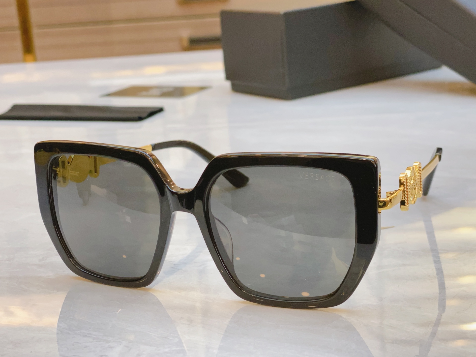 ，【VERSAC*】范思*哲新款太阳镜，
MODEL：VE4368，SIZE：55口20-145