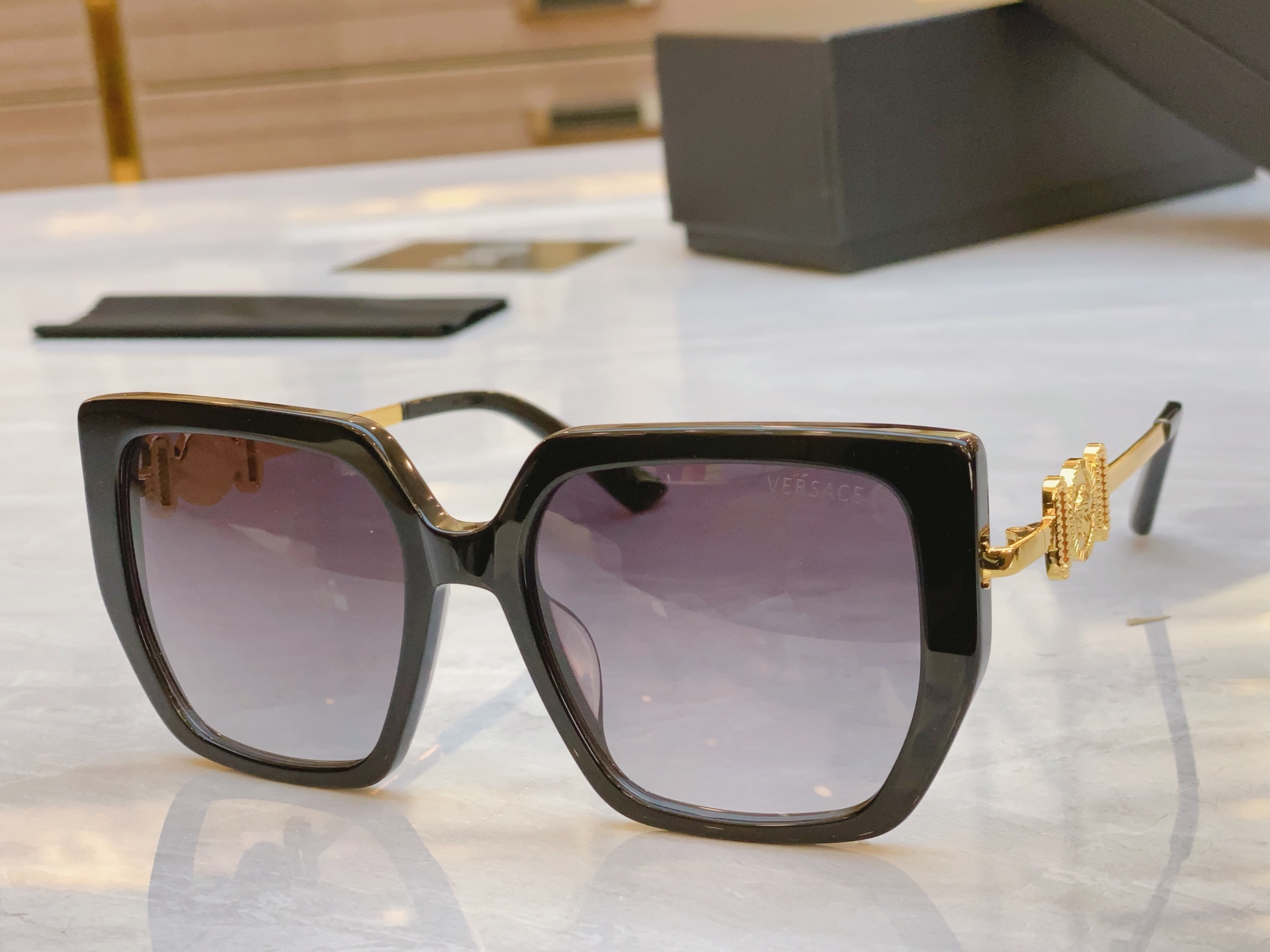 ，【VERSAC*】范思*哲新款太阳镜，
MODEL：VE4368，SIZE：55口20-145