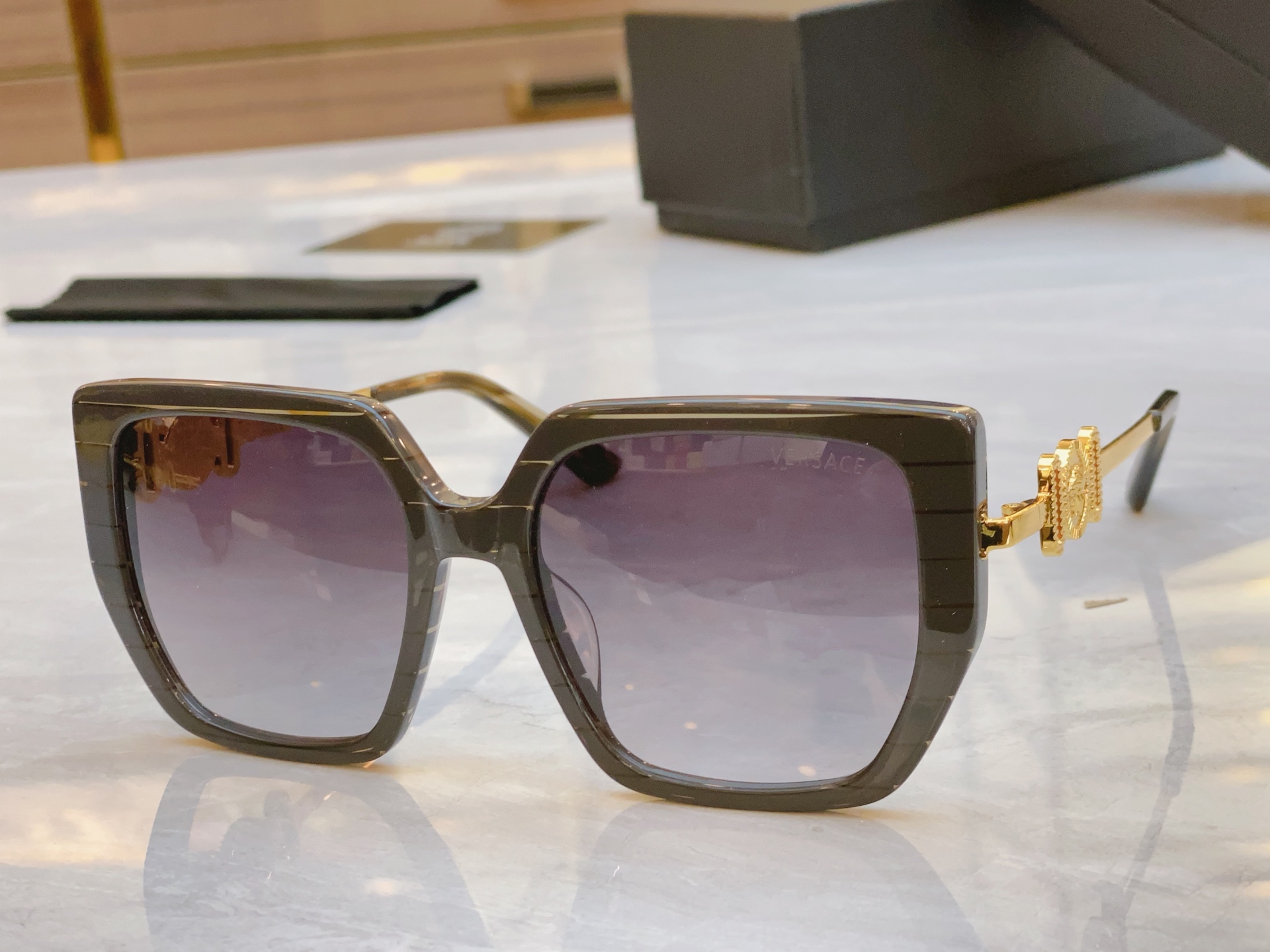 ，【VERSAC*】范思*哲新款太阳镜，
MODEL：VE4368，SIZE：55口20-145