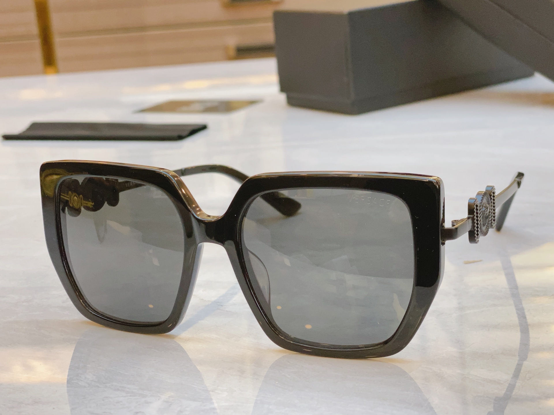 ，【VERSAC*】范思*哲新款太阳镜，
MODEL：VE4368，SIZE：55口20-145
