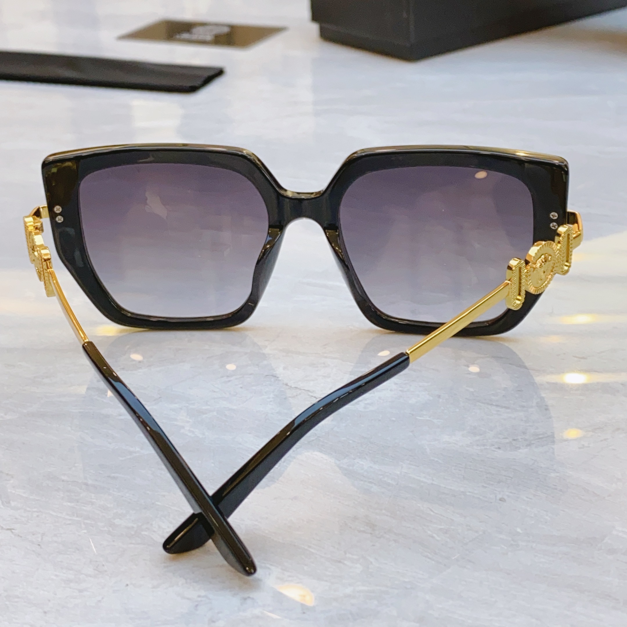，【VERSAC*】范思*哲新款太阳镜，
MODEL：VE4368，SIZE：55口20-145